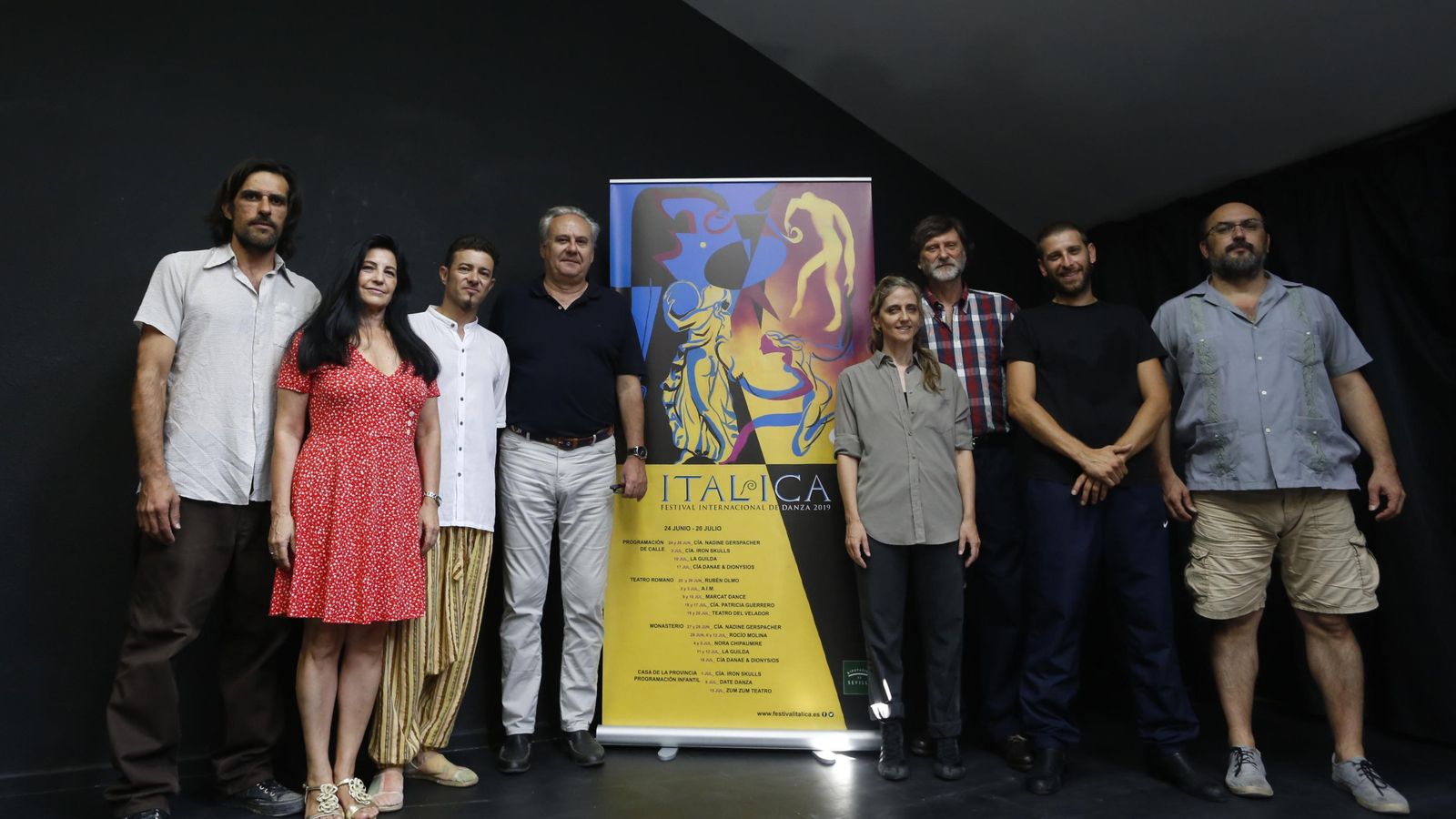 Los miembros de la compañía junto a los directores de esta edición de Itálica.