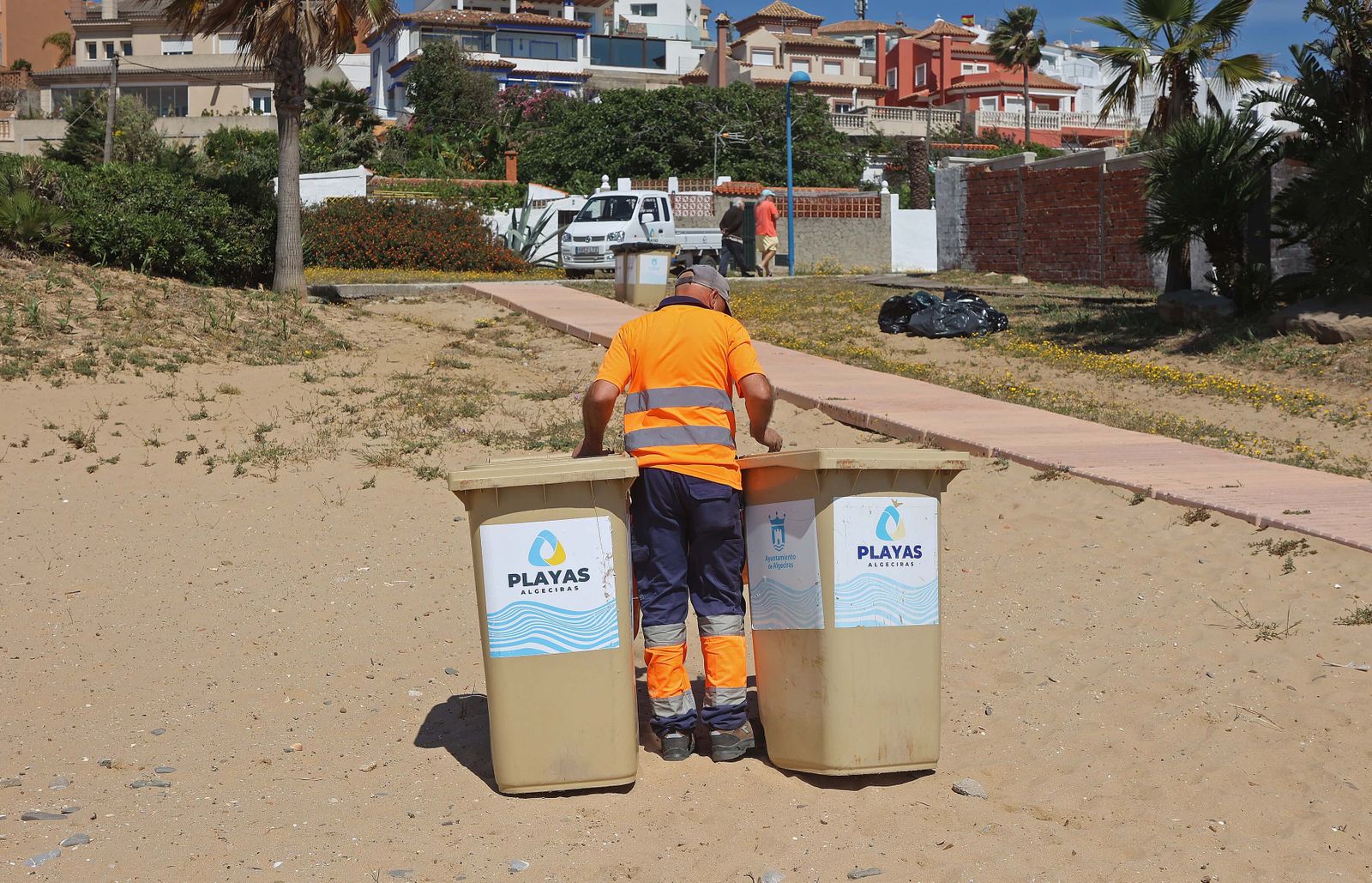 Imágenes de los preparativos para  la temporada de playas en Getares