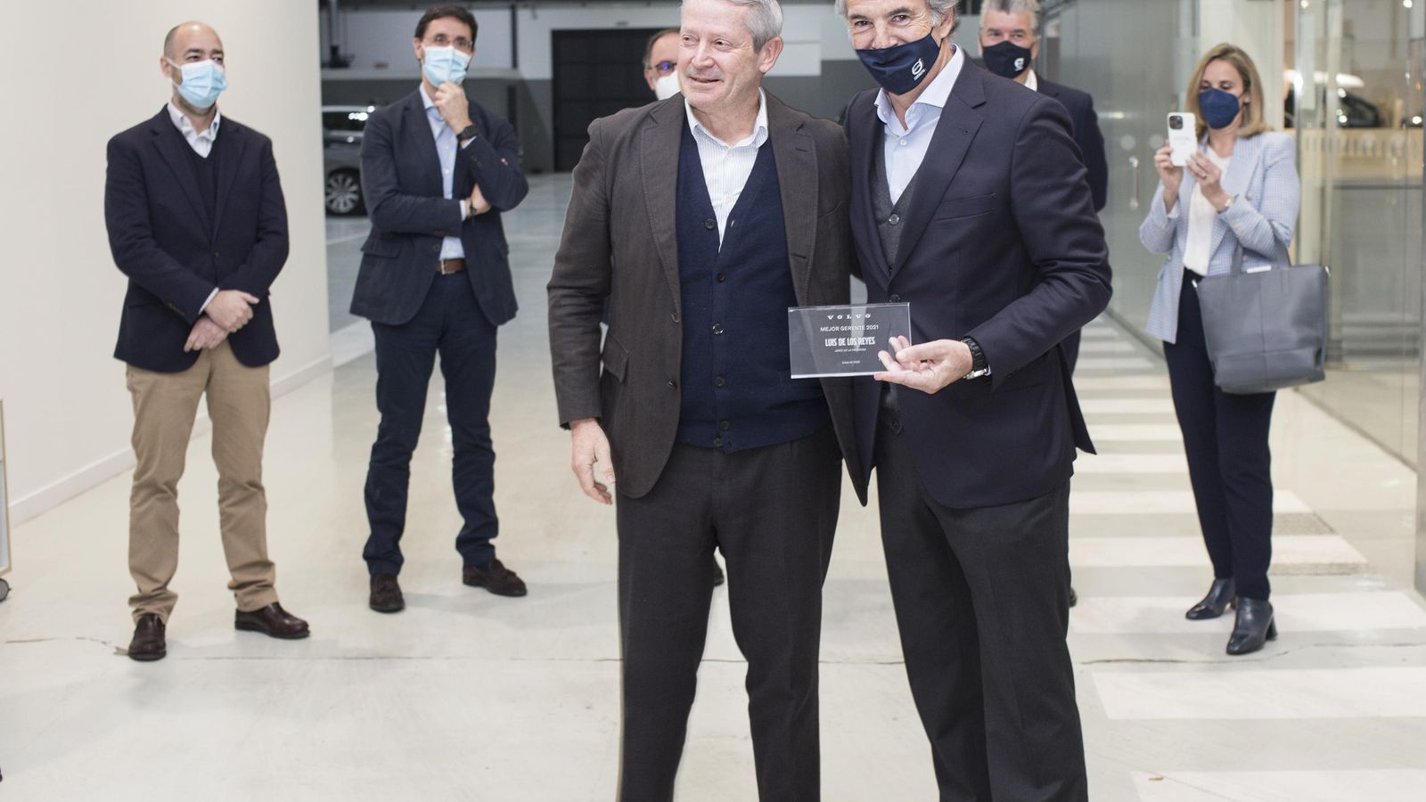 Luis de los Reyes, Gerente de Surauto recibe el premio a la mejor gestión.