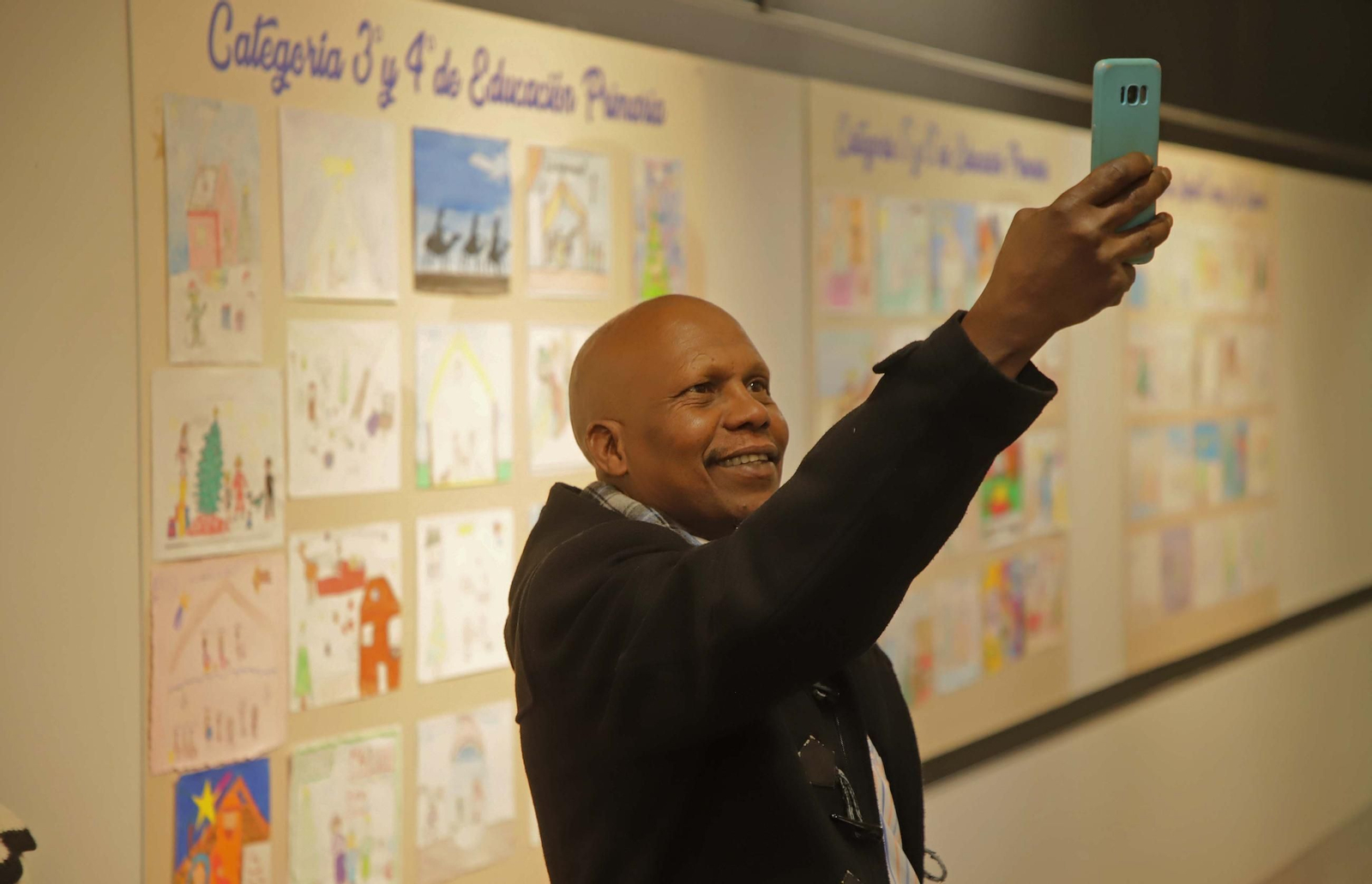 Fotos de la entrega de los premios Pinta y dibuja la Navidad en El Corte Inglés de Algeciras