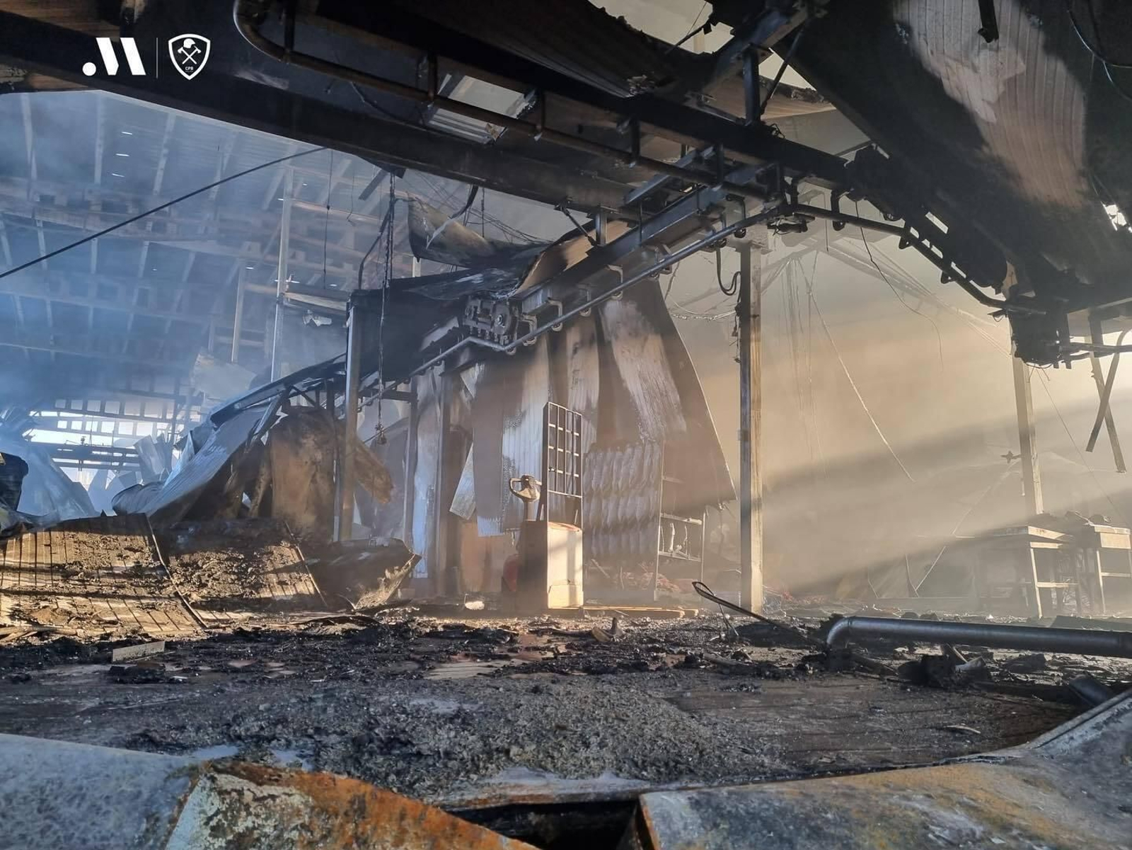 Interior de las naves tras el incendio.
