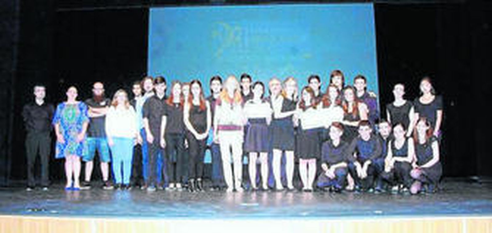 María Dolores Ortega con las dos formaciones premiadas.