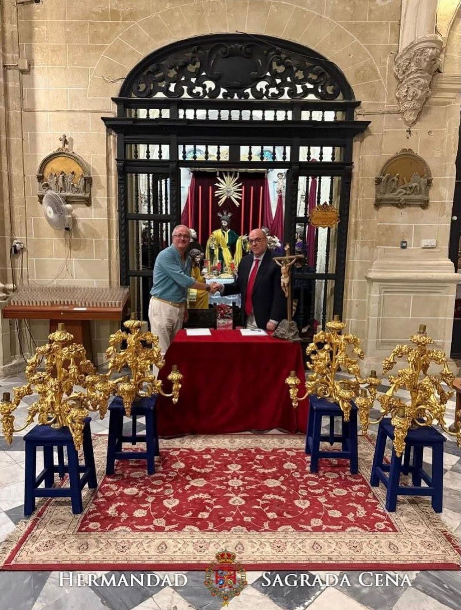 Acto de cesión de dichos candelabros a la hermandad del Museo
