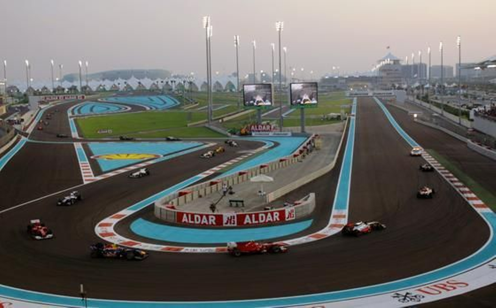 Primeras vueltas del Gran Premio de Abu Dhabi.

Foto: AFP Photo