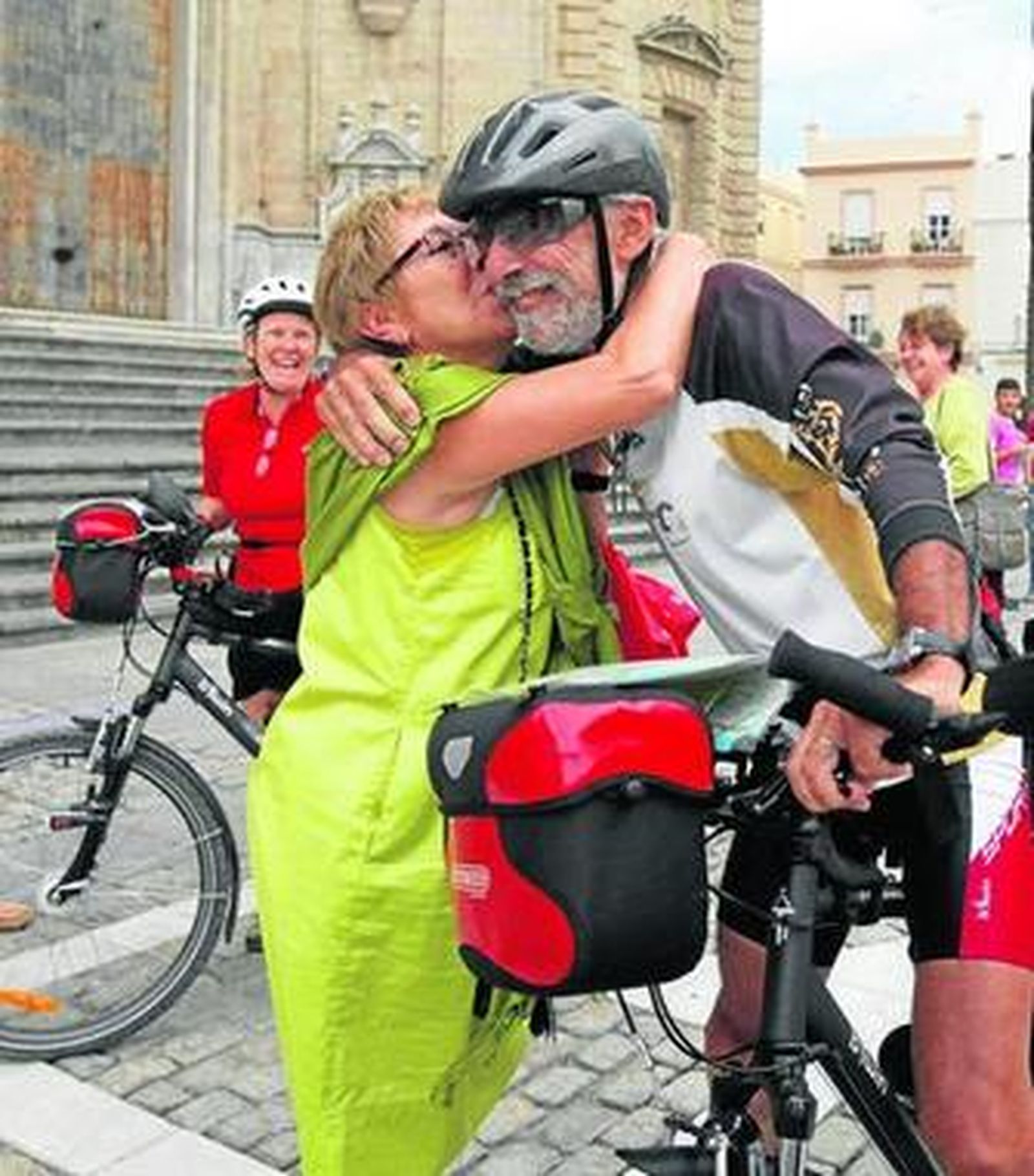 Enrique Aguirre, recibido por su hermana Carmen, con Aline Ferrieux al fondo.