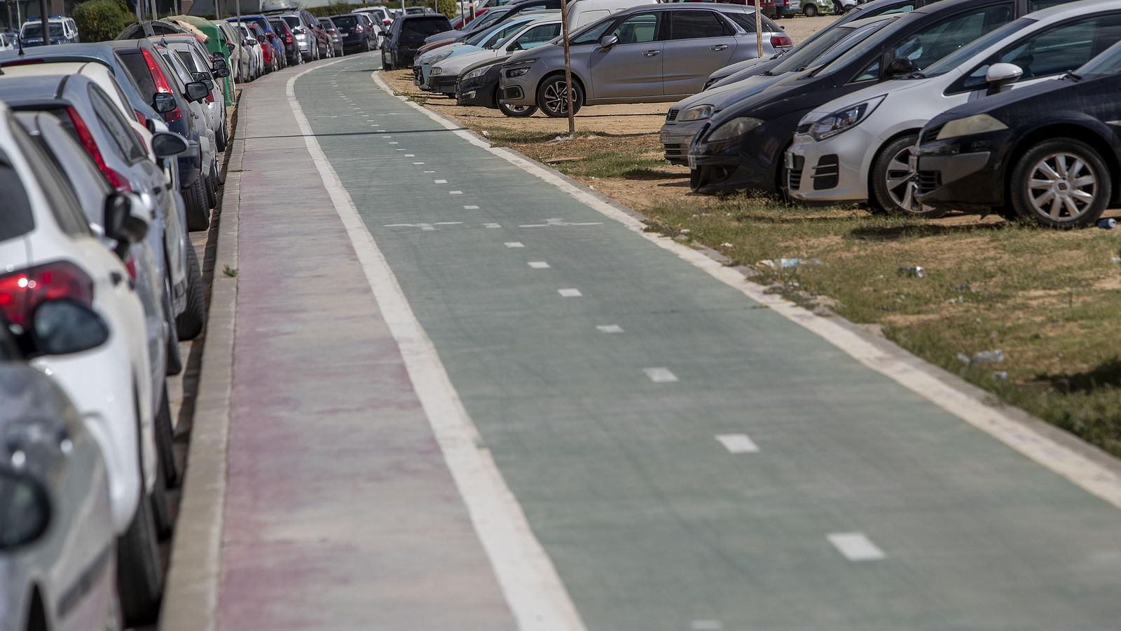 Carril bici que discurre paralelo a la Ronda del Estero. Carril bici que discurre paralelo a la Ronda del Estero.