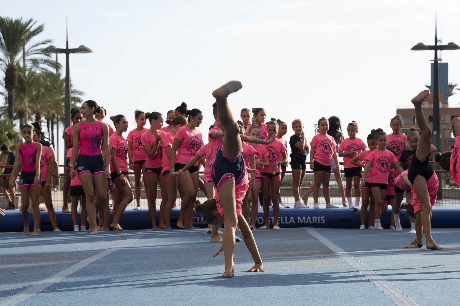 Los jugadores de la UDA Thalys y Andrés firman autógrafos