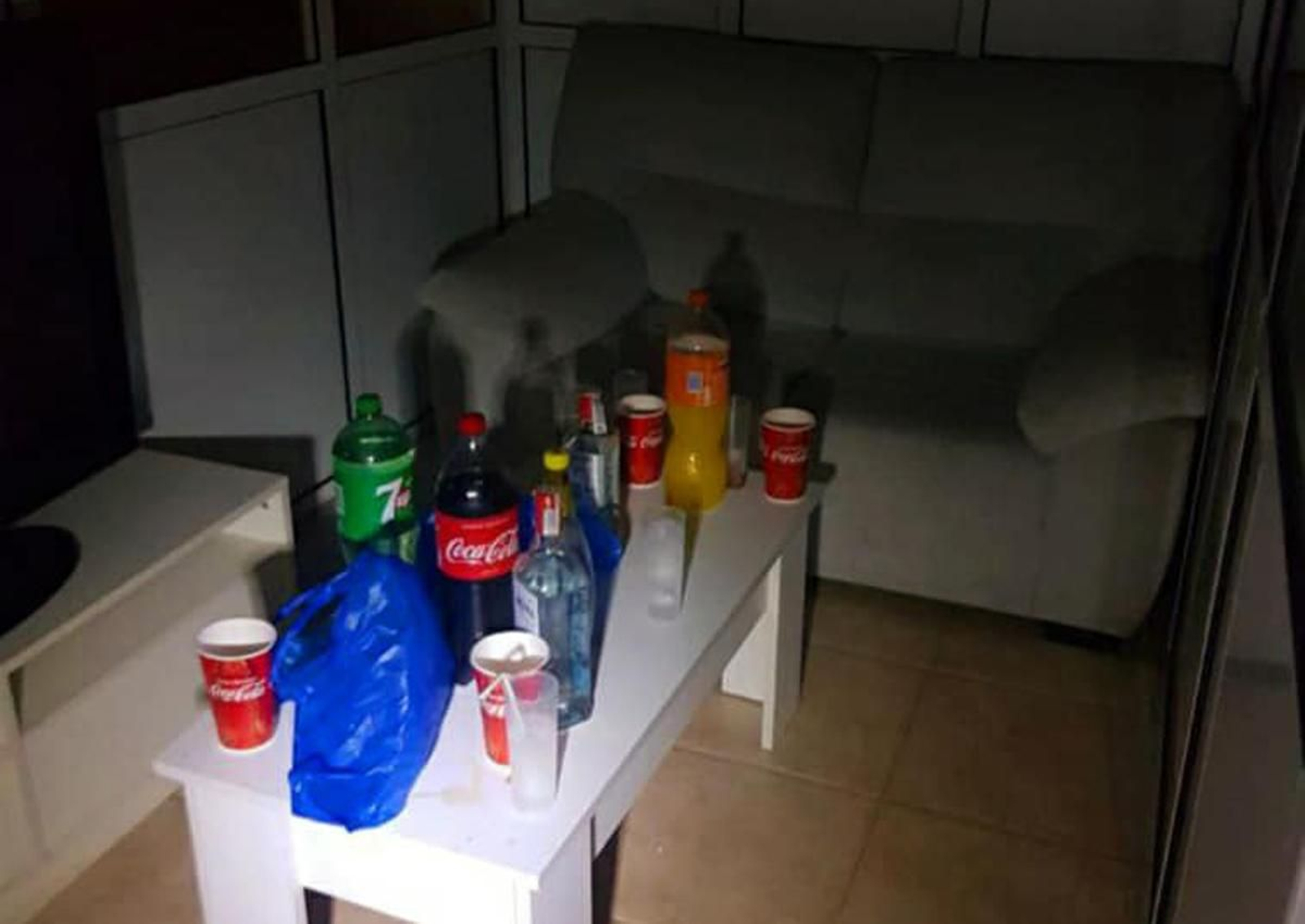 Interior de la nave donde ha sido desmantelada la fiesta