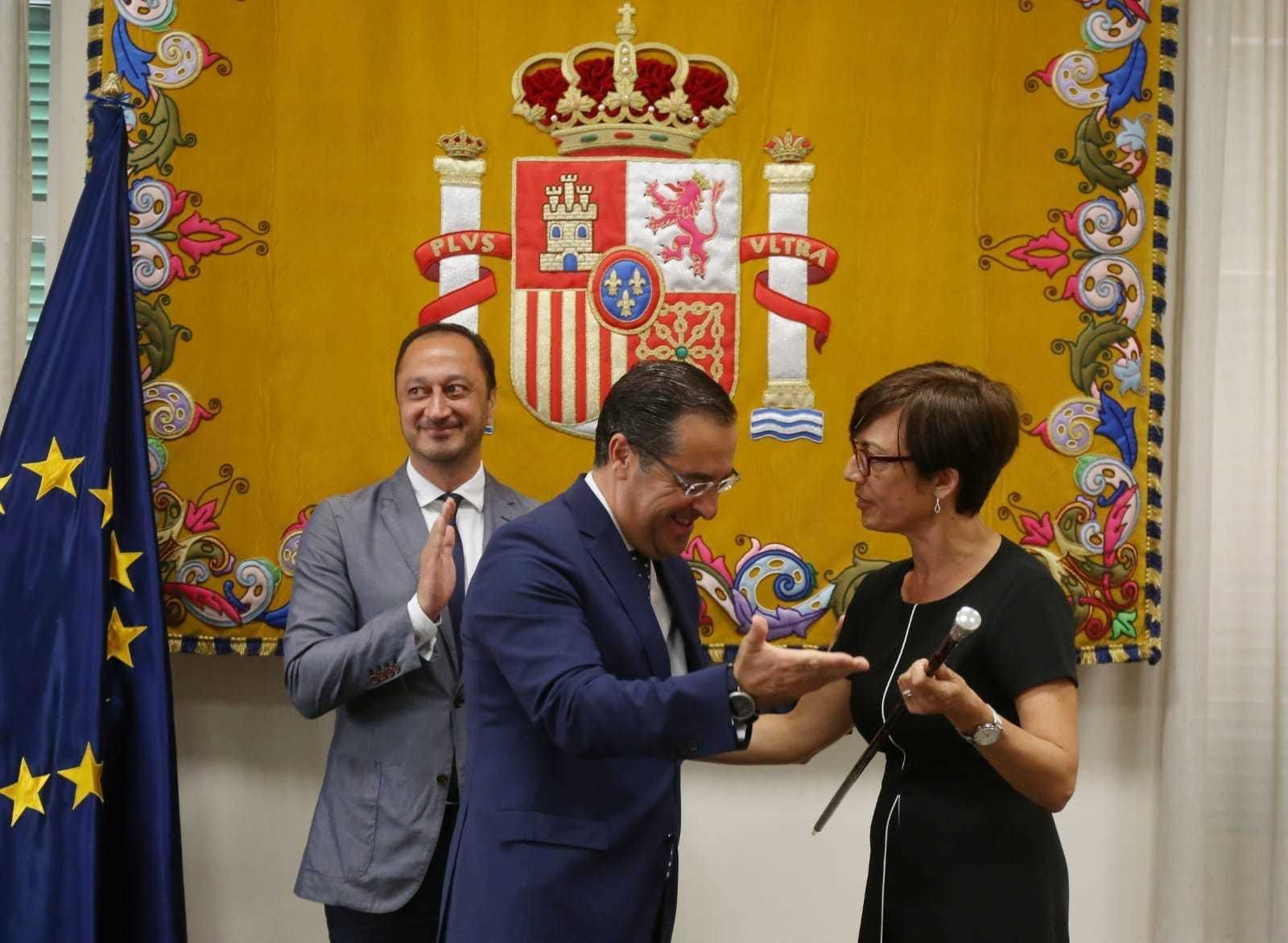Toma de posesión de María Gámez como subdelegada del Gobierno junto a su predecesor, Miguel Briones