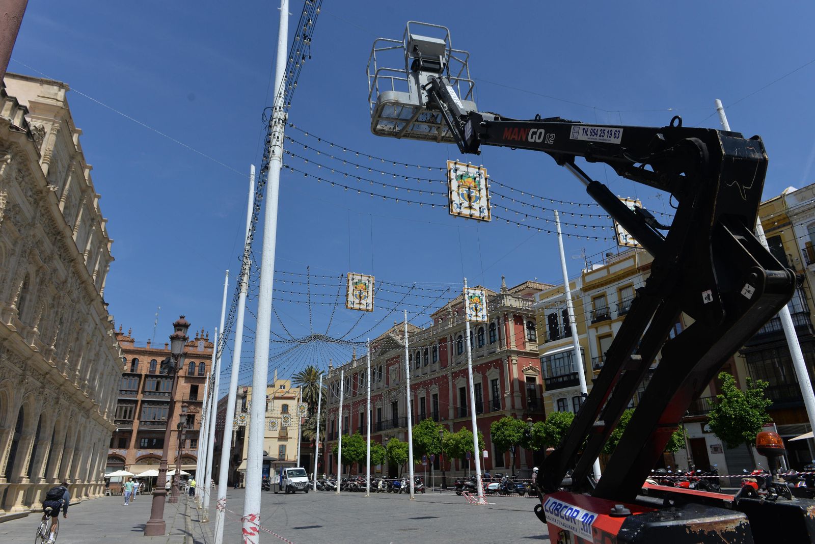 Colocación de alumbrado de Feria en la edición de 2021.