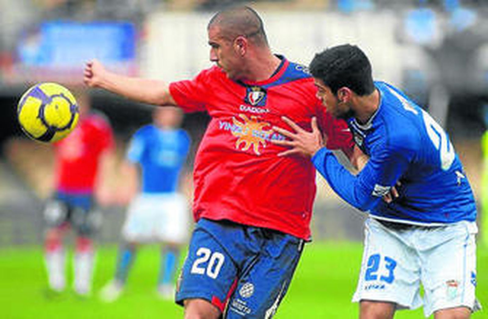 Aranda intenta controlar un balón ante Aythami.