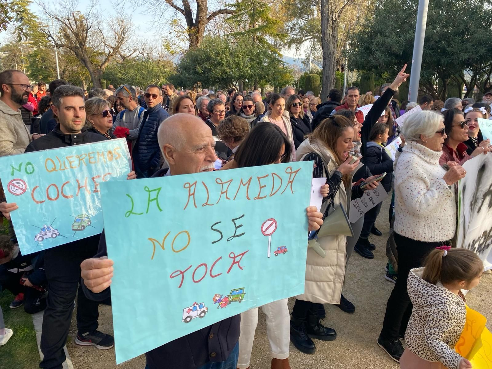 Manifestación en La Alameda contra el paso de ambulancias