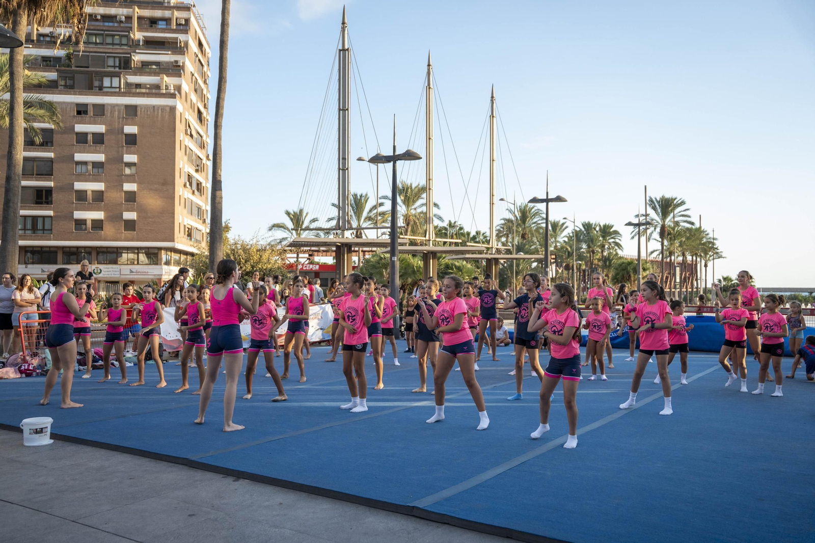 Los jugadores de la UDA Thalys y Andrés firman autógrafos
