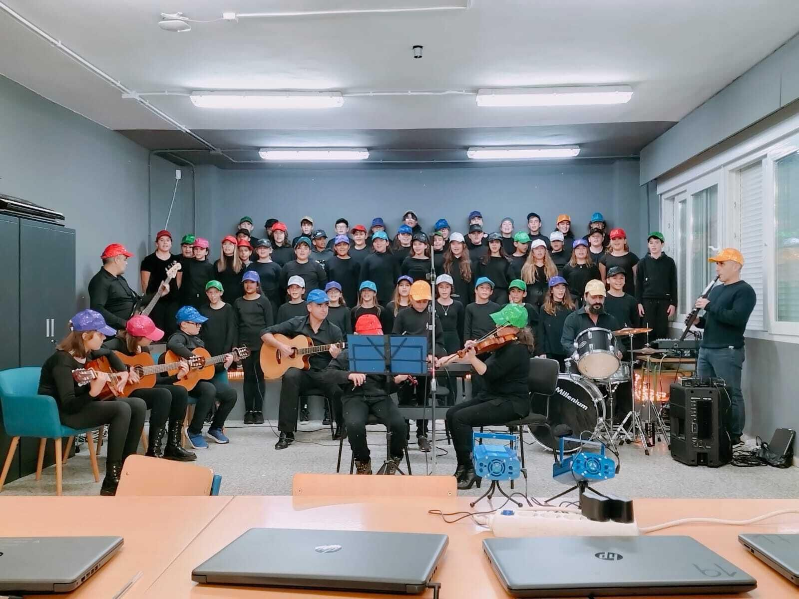 Un grupo de escolares participando en el concurso.