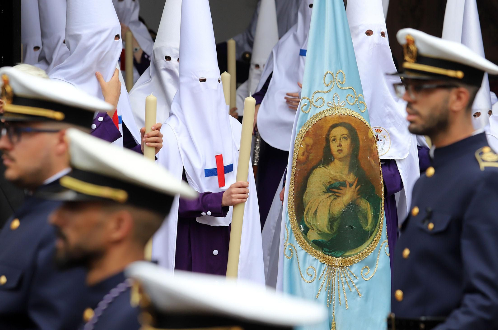 Imágenes de la procesión del Cautivo  bajo la lluvia en Huelva