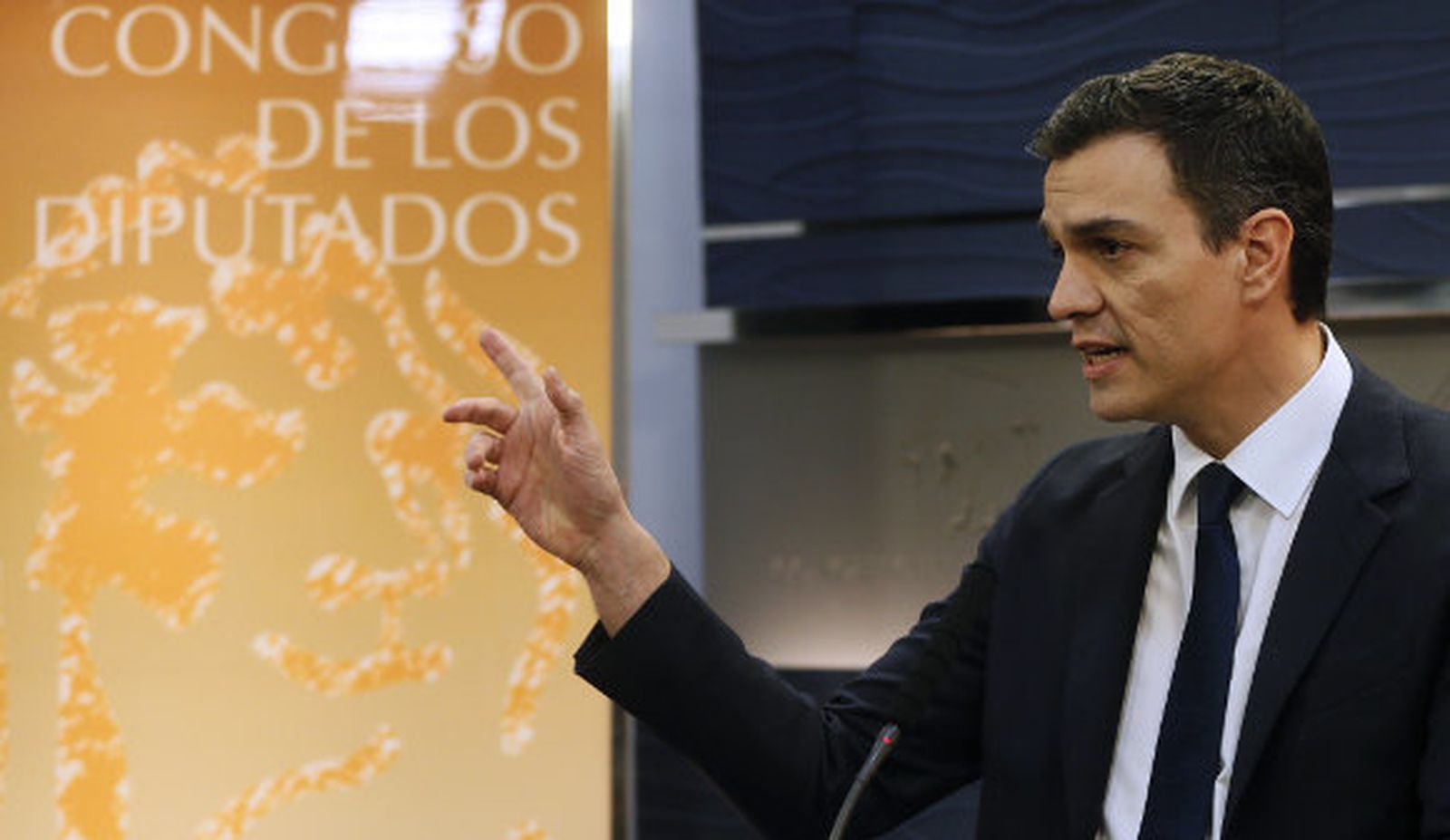 Sánchez acepta la propuesta de reforma constitucional de C's