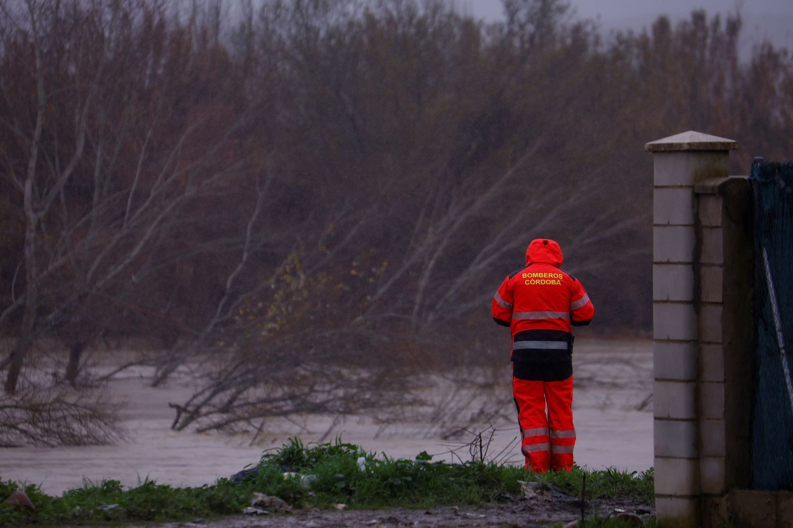 Los vecinos de la parcelación de Guadalvalle de Córdoba miran con temor la crecida del Guadalquivir