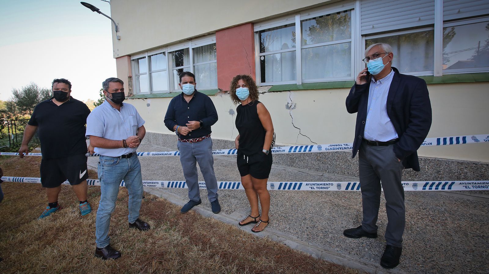 Protestas de los padres y madres del colegio de El Torno por el mal estado en que se encuentra el centro