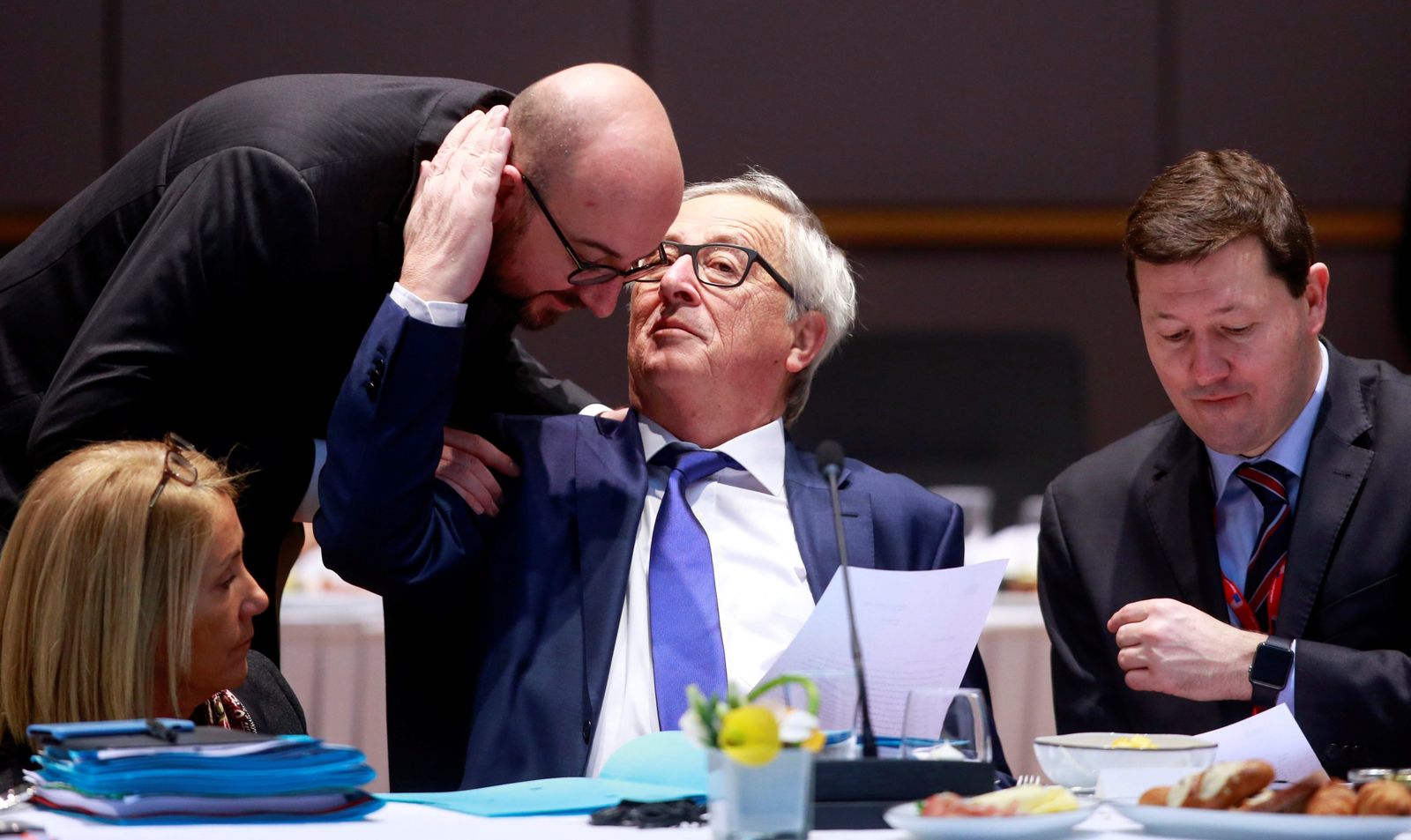 El presidente de la Comisión Europea, Jean-Claude Juncker, conversa con el primer ministro belga, Charles Michel, ayer en Bruselas.