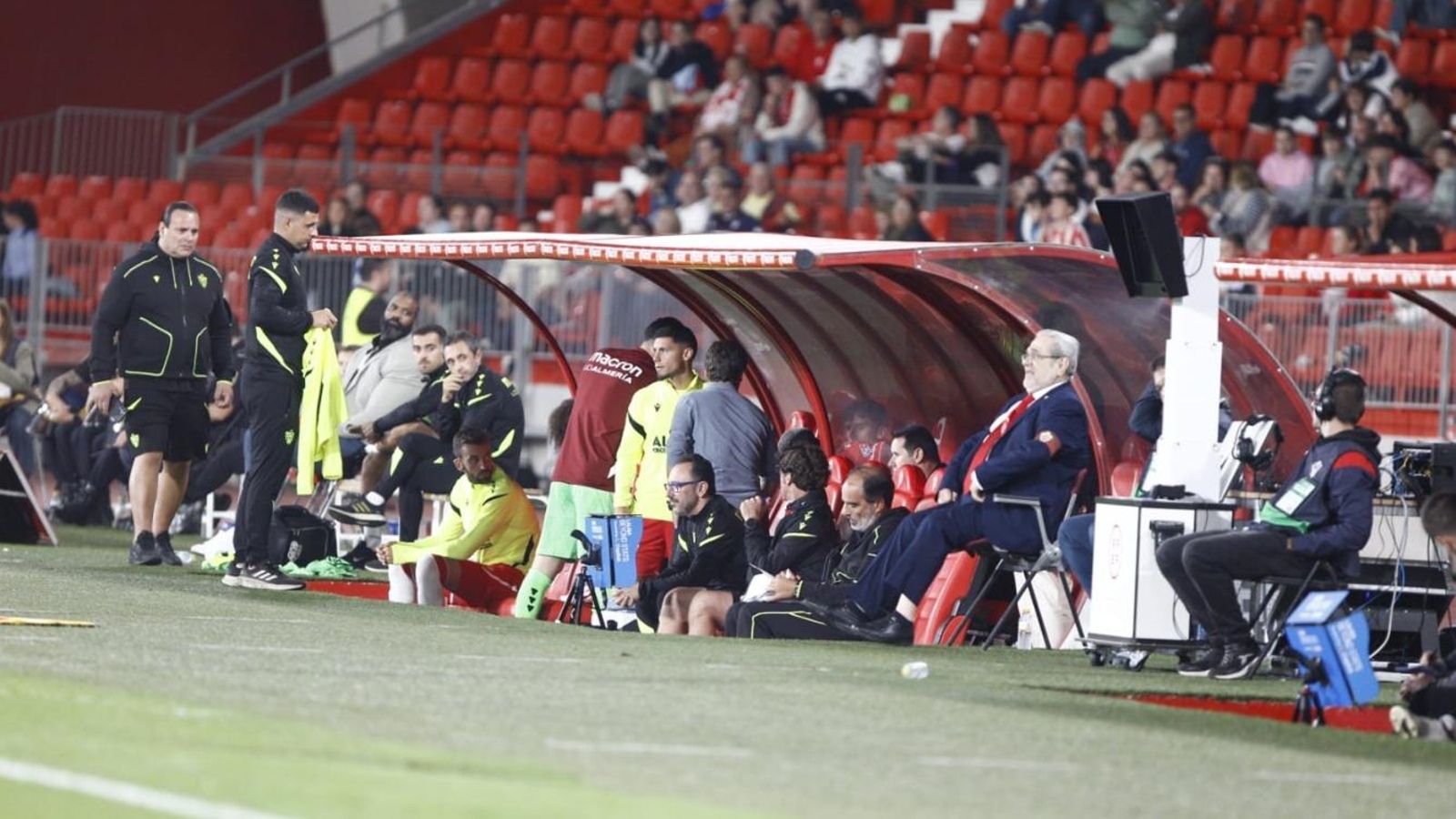 Rubi se dirige a Dion Lopy en el banquillo rojiblanco con la presencia activa de Robertone y Fernando.