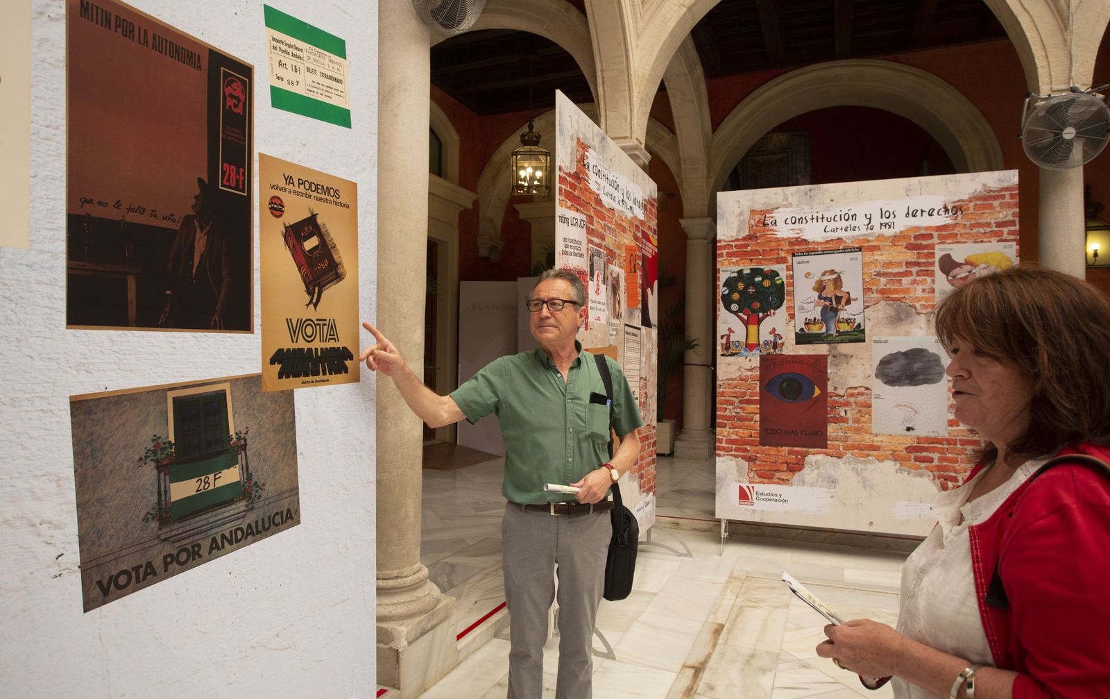 Francisco Alfonsín señala un cartel de la campaña del 28-F junto a Eloísa Baena, directora del Archivo de Comisiones Obreras.