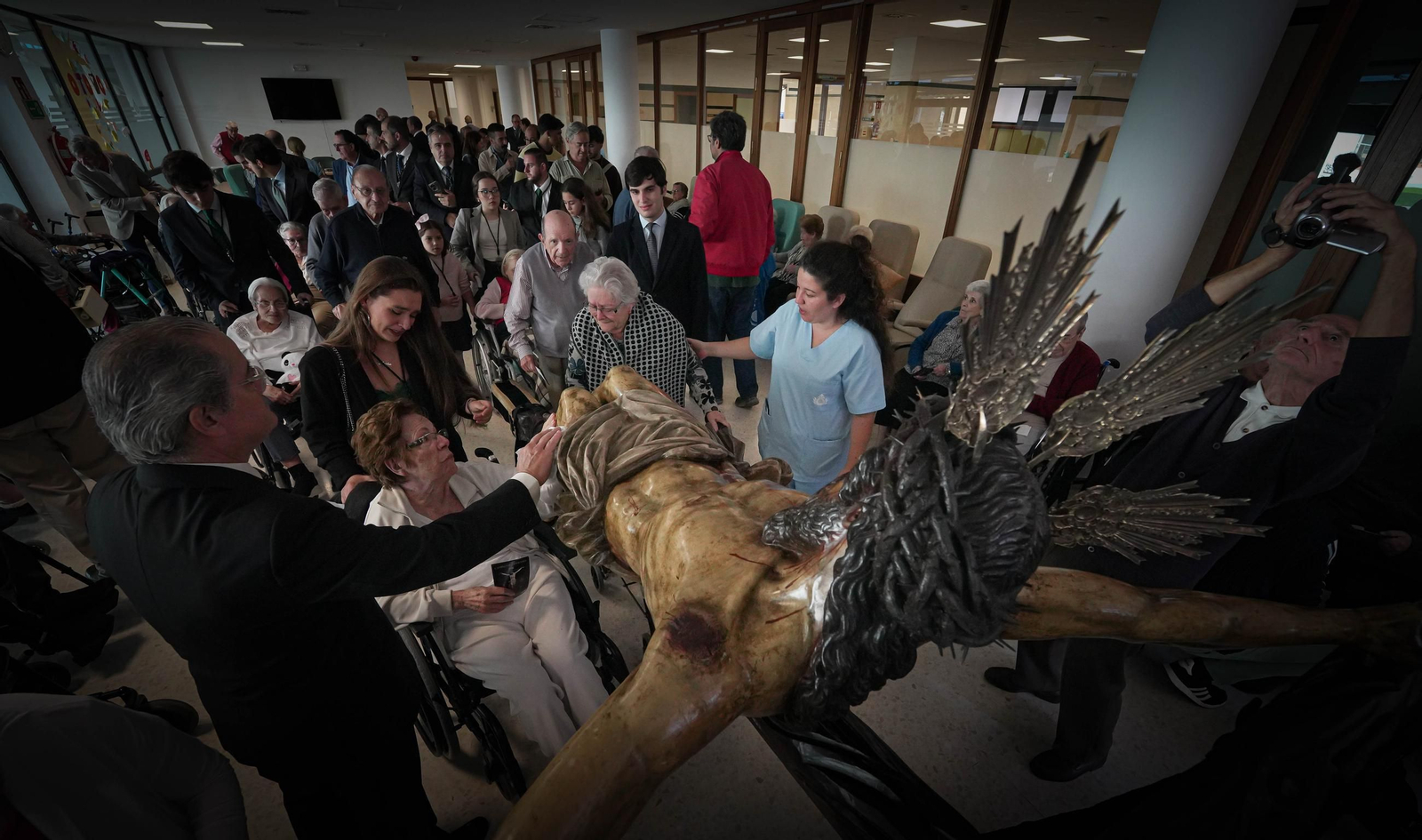 Imágenes del Cristo de la Esperanza con los ancianos del San Juan Grande en Jerez