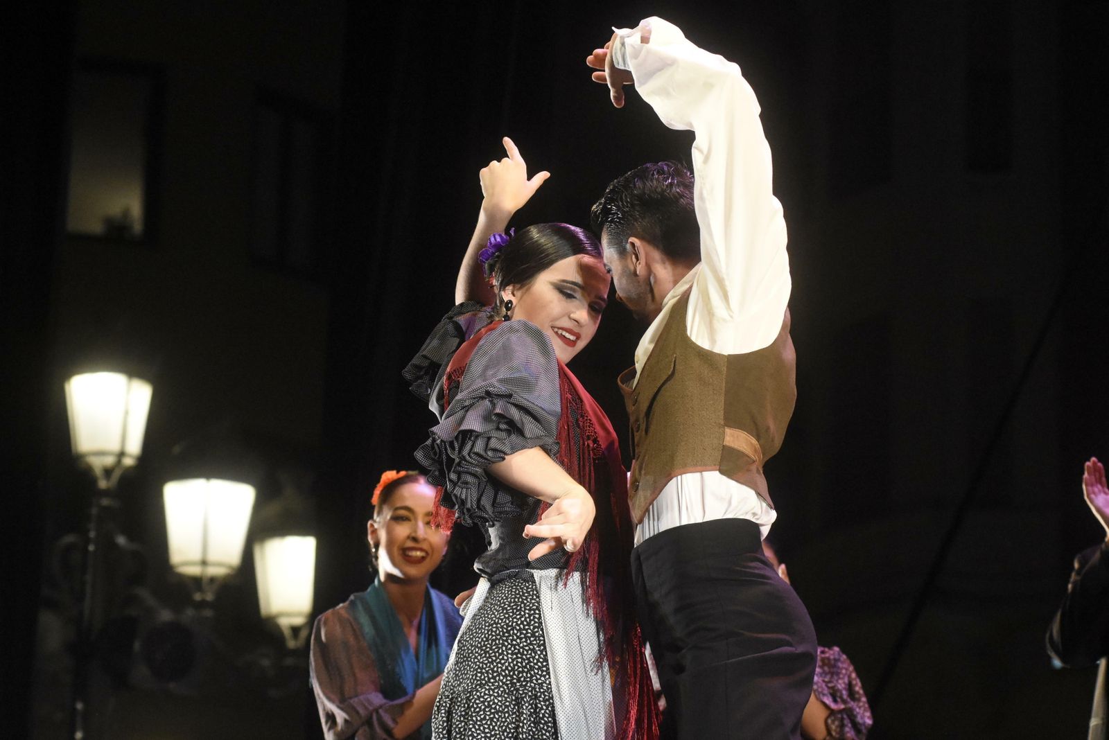 Dos de los integrantes del Ballet Flamenco de Andalucía, el pasado sábado en las Tendillas.