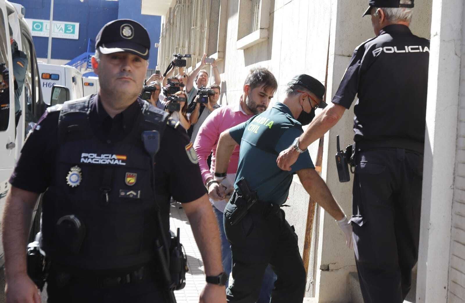 El acusado del atropello de Gibraleón a su entrada en la Audiencia Provincial.