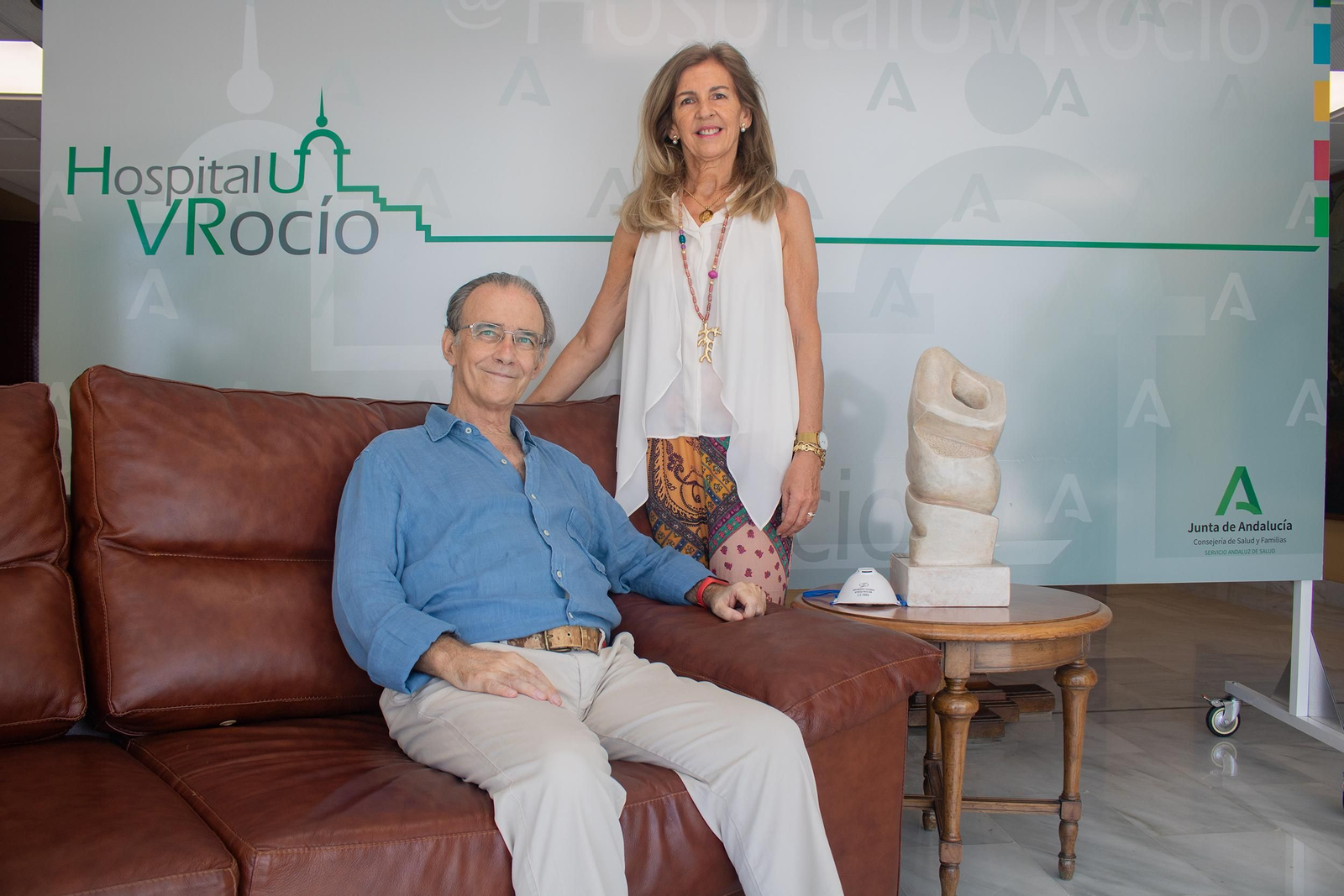 Pedro Guatiérrez, trasplantado de hígado en el Virgen del Rocío en plena pandemia, junto a su mujer.