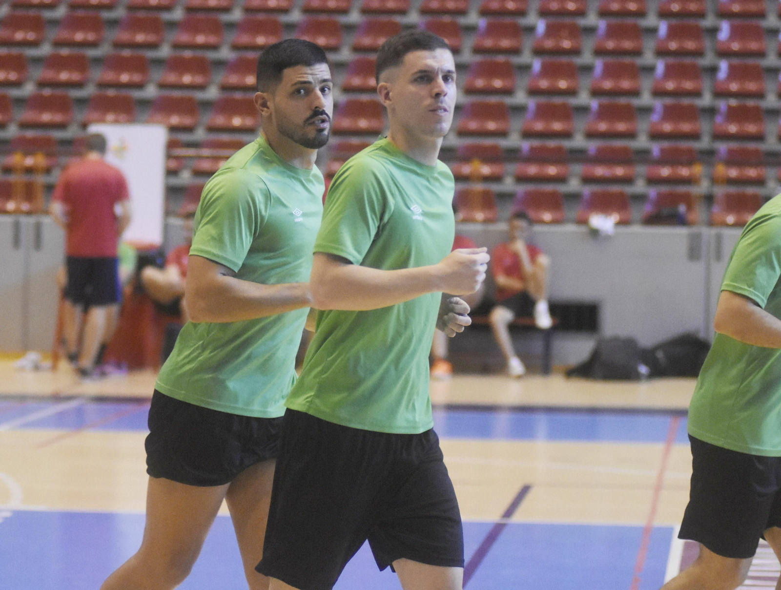 Keko, a la derecha, en un entrenamiento del Córdoba Patrimonio de la Humanidad.