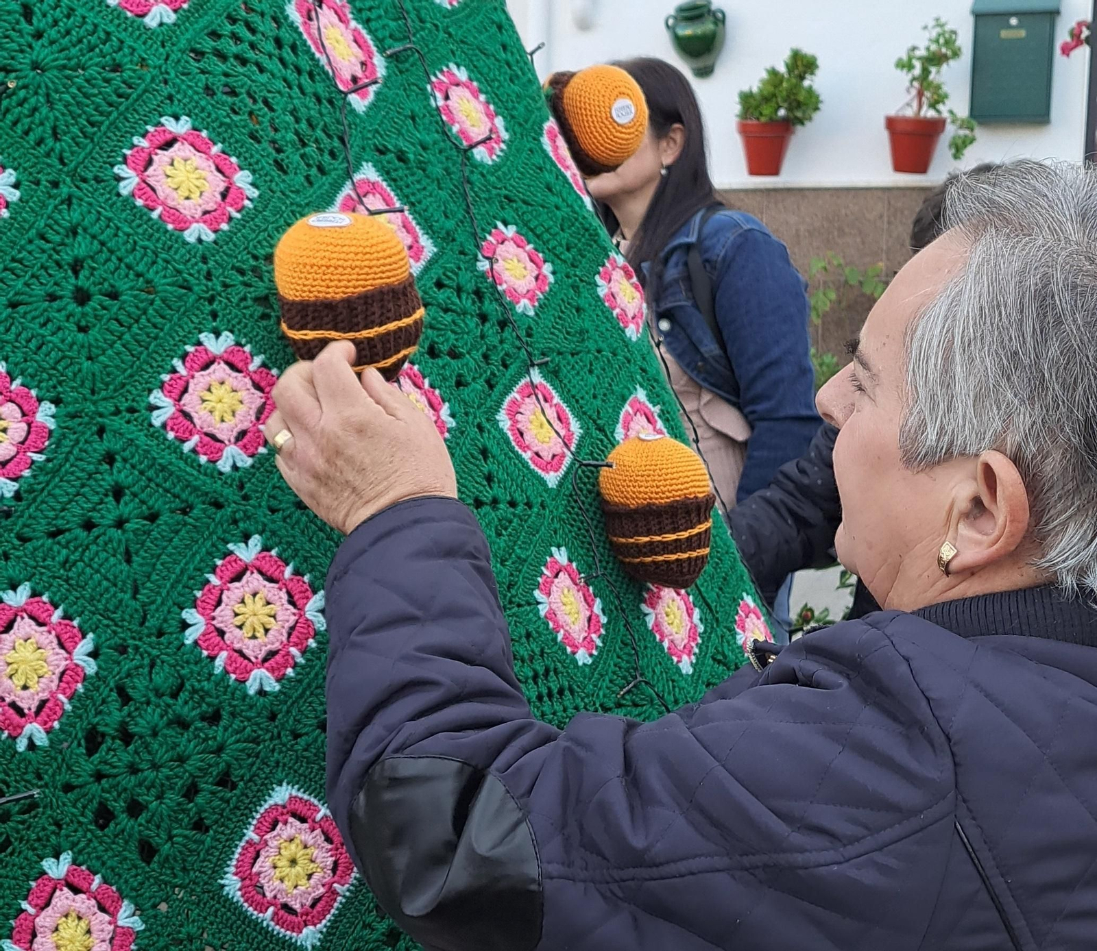 Los bombones tejidos por las mujeres de Iznájar del Ferrero Knitting, en imágenes