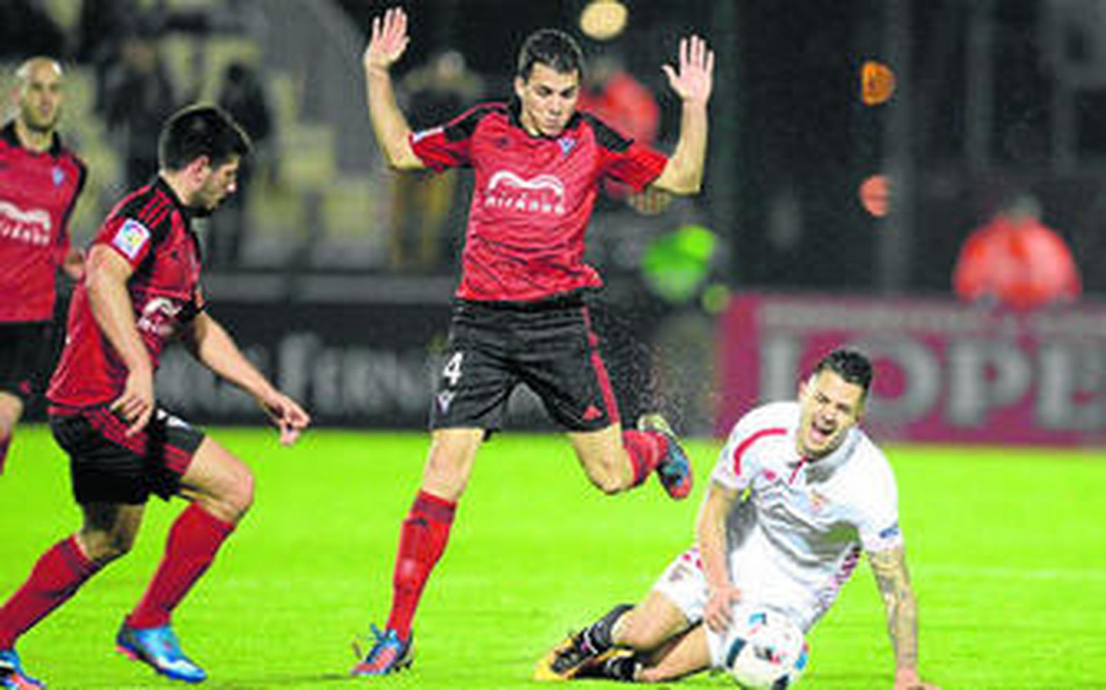 Vitolo se duele de una dura entrada del centrocampista Lázaro en el centro del campo.