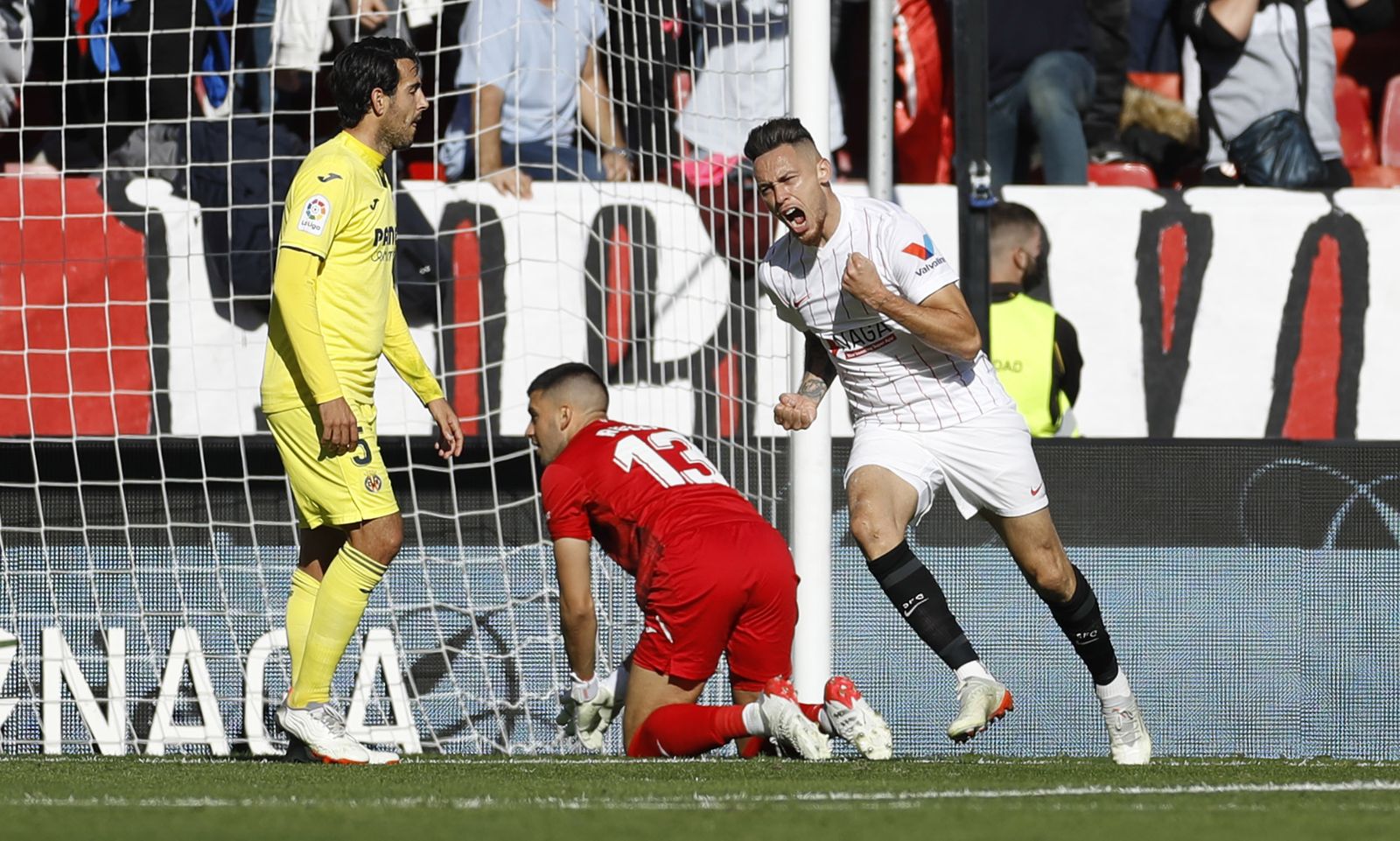 Ocampos ha cabeceado a la red el pase de Acuña y festeja el que ya sería el gol del triunfo sevillista.