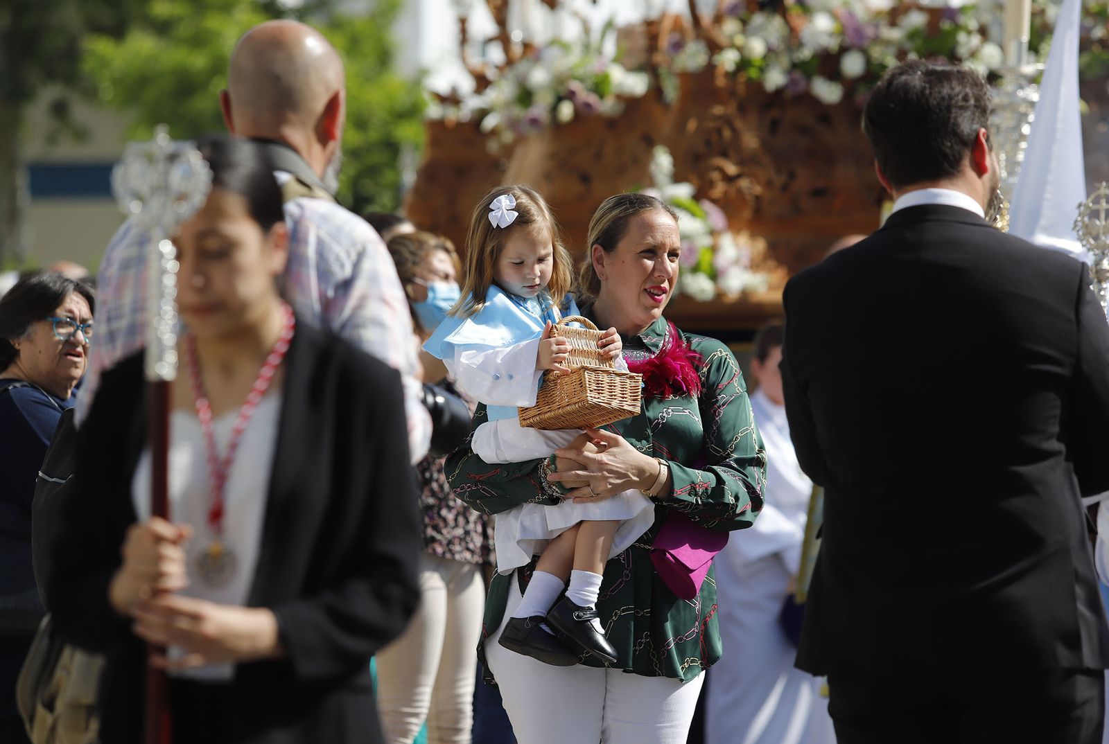 El Resucitado procesiona por el barrio de la Hispanidad de Huelva