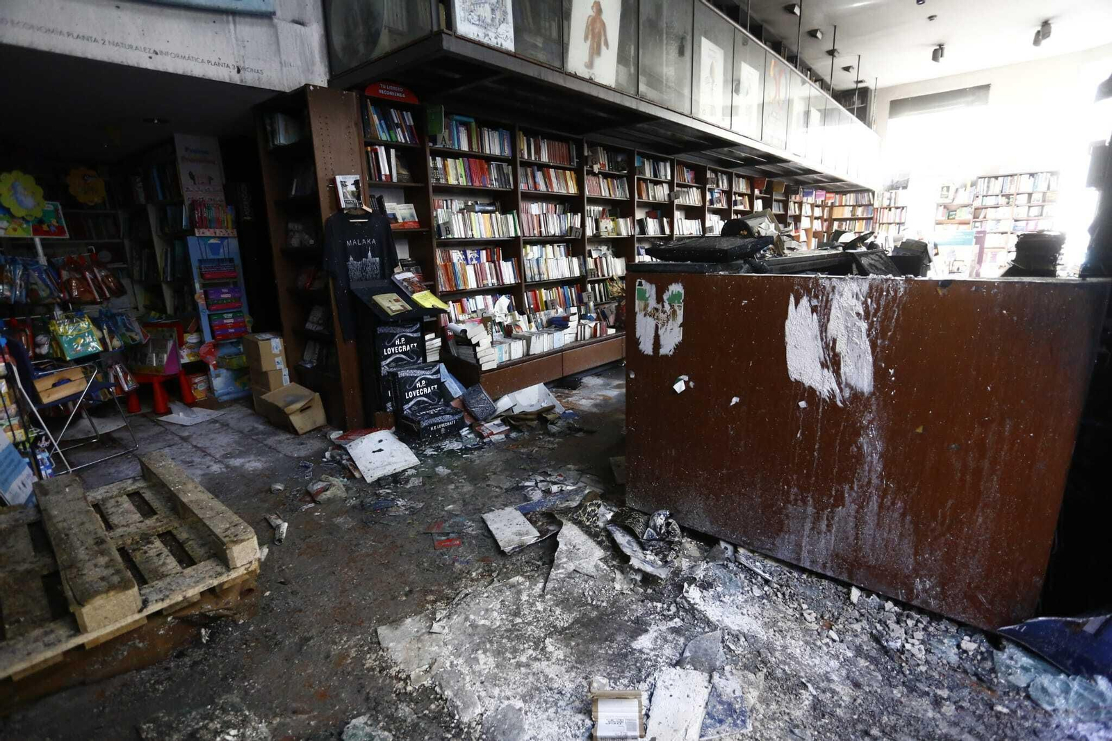 Estado en el que ha quedado una de las plantas de la librería Proteo