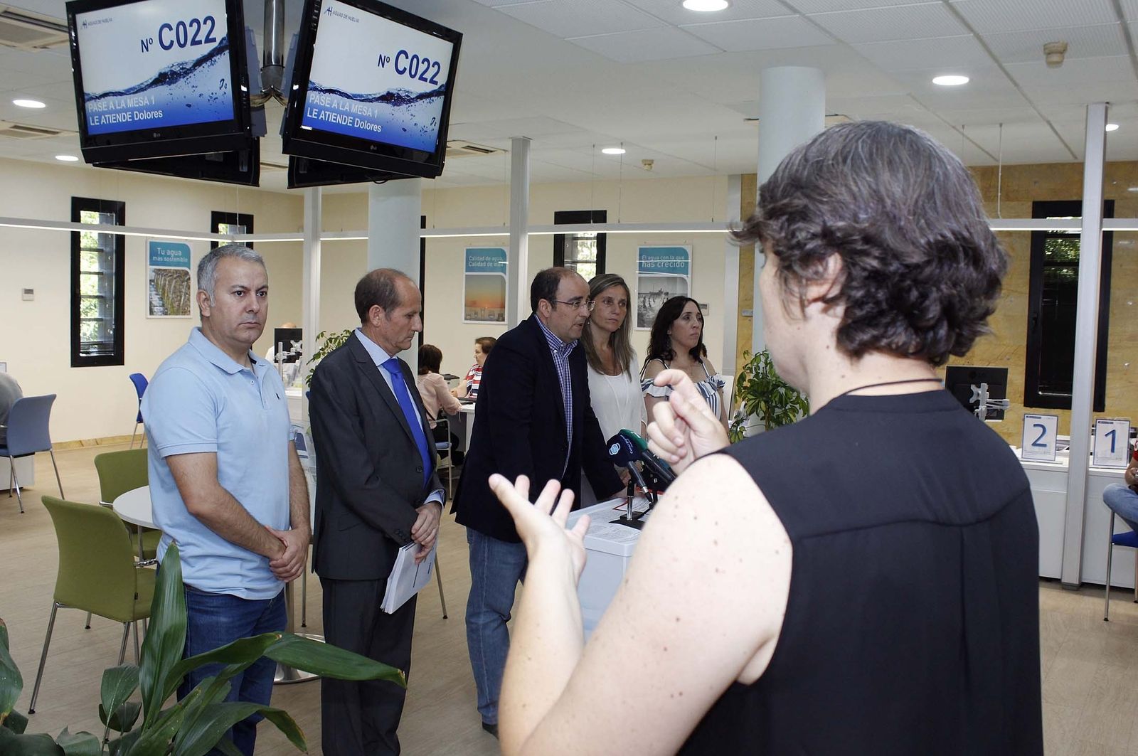 Juan Martínez atiende a la traductora de signos durante el acto.