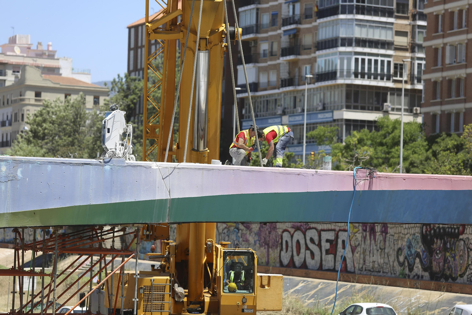 La demolición del puente peatonal junto al CAC Málaga. La demolición del puente peatonal junto al CAC Málaga.