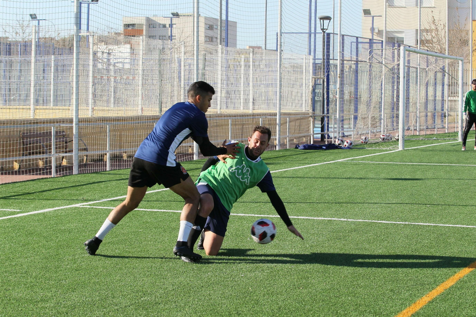 Amin y Alberto Fernández, que serán titulares, luchan por un balón en un entrenamiento.