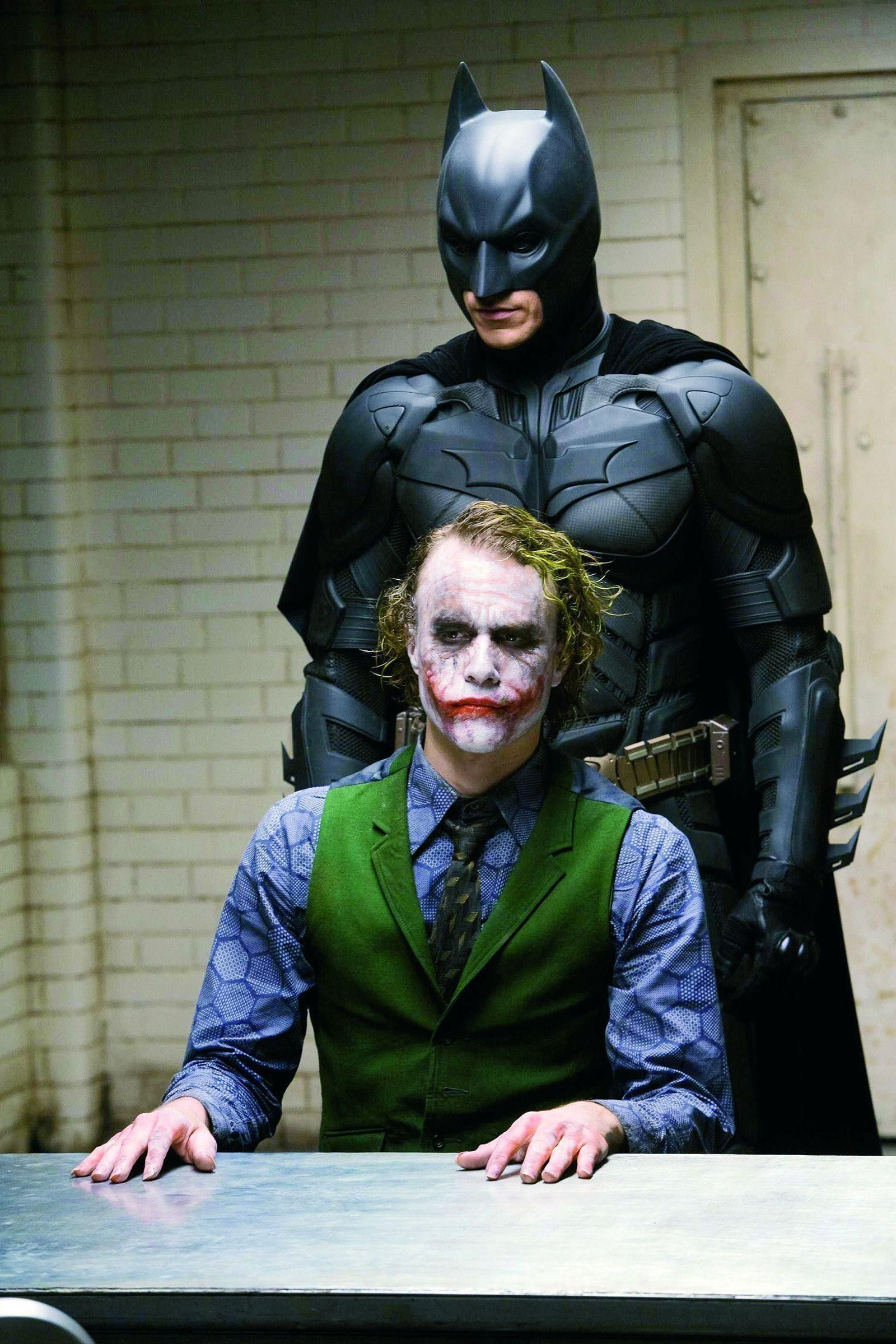 1. Christian Bale y Heath Ledger, Batman y Joker en 'El caballero oscuro'. 2. El cineasta inglés Christopher Nolan. 3. Guy Pearce, en un fotograma de 'Memento'. 4. Leonardo DiCaprio protagoniza otra de las obras cumbres del director, 'Origen'.