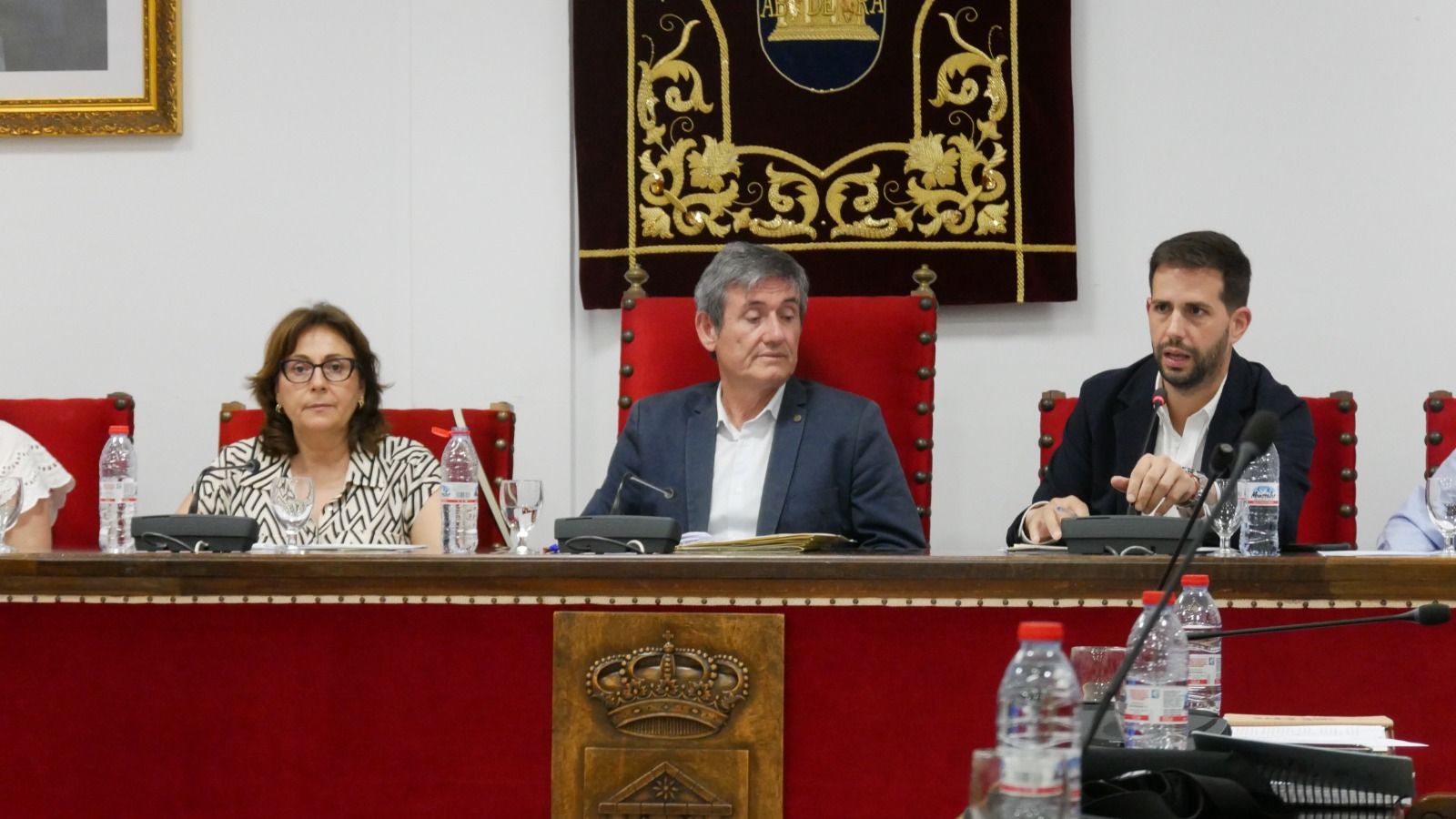 Manuel Cortés, alcalde de Adra, preside el pleno.