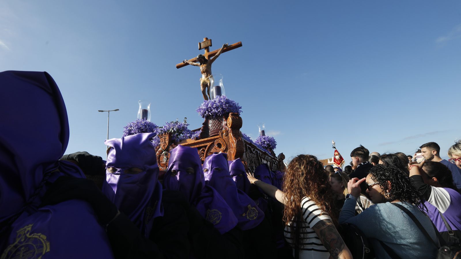 Las fotos del Viernes Santo en la Línea:  Cristo del Mar y Luz y Esperanza Nuestra, Soledad y Santo Entierro, Cristo del Amor y Misericordia y Amargura