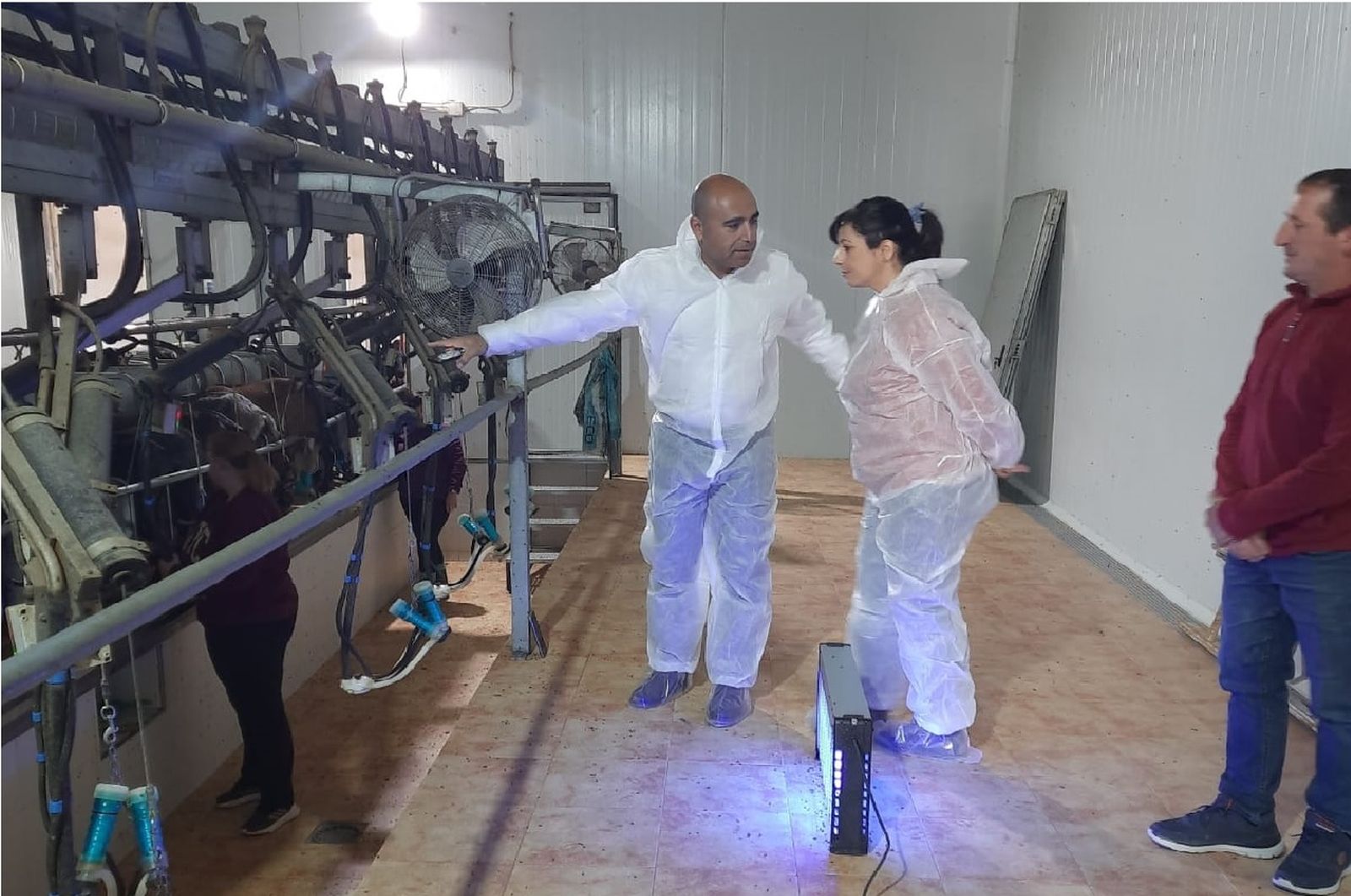 El delegado de Agricultura realiza una visita a una explotación ganadera de María.