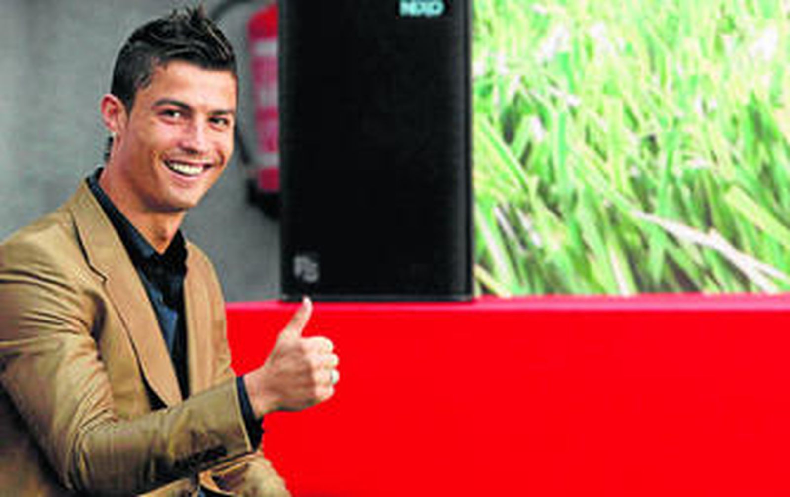 Cristiano Ronaldo realiza su tradicional gesto durante la gala en la que recibió el premio al máximo goleador de la Liga.