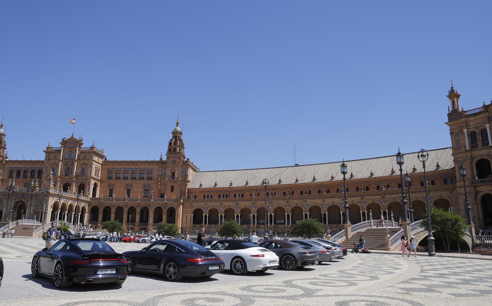 Las imágenes del 60º aniversario  del Porche 911 en la Plaza de España de Sevilla