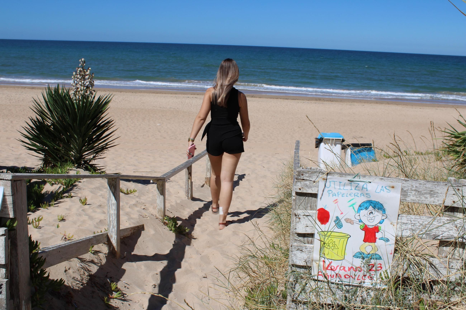 Bajada a la playa de Aguadulce, en Rota.