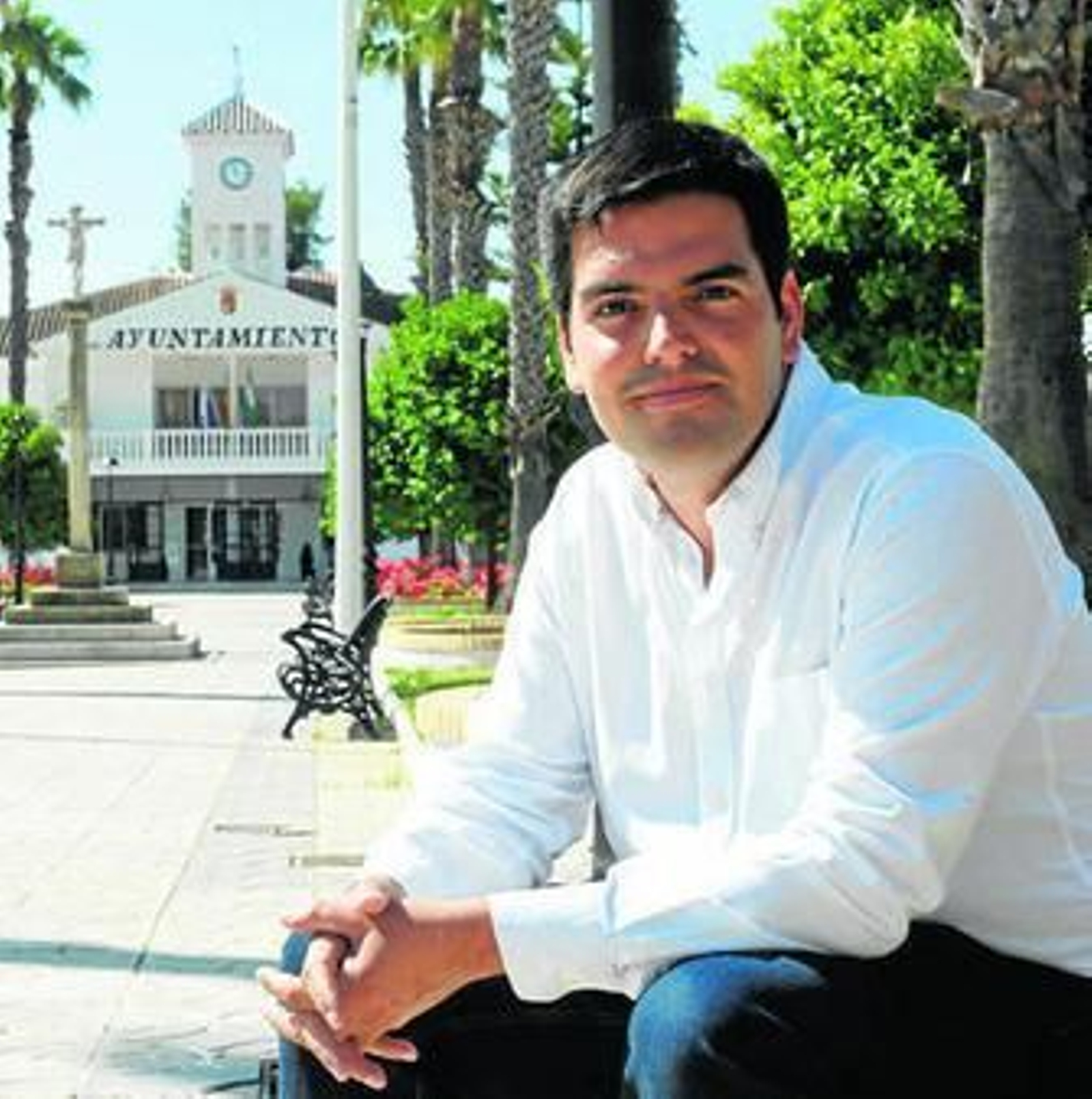 El dimitido alcalde de C's, ante el Ayuntamiento.