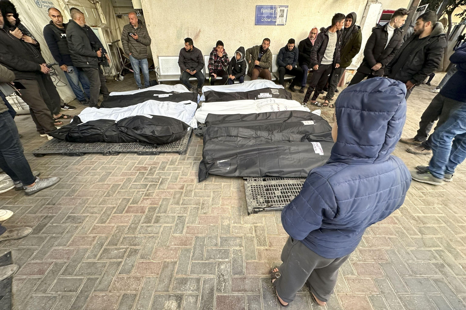 Familiares y allegados de 14 fallecidos en los bombardeos de sus viviendas en Gaza.