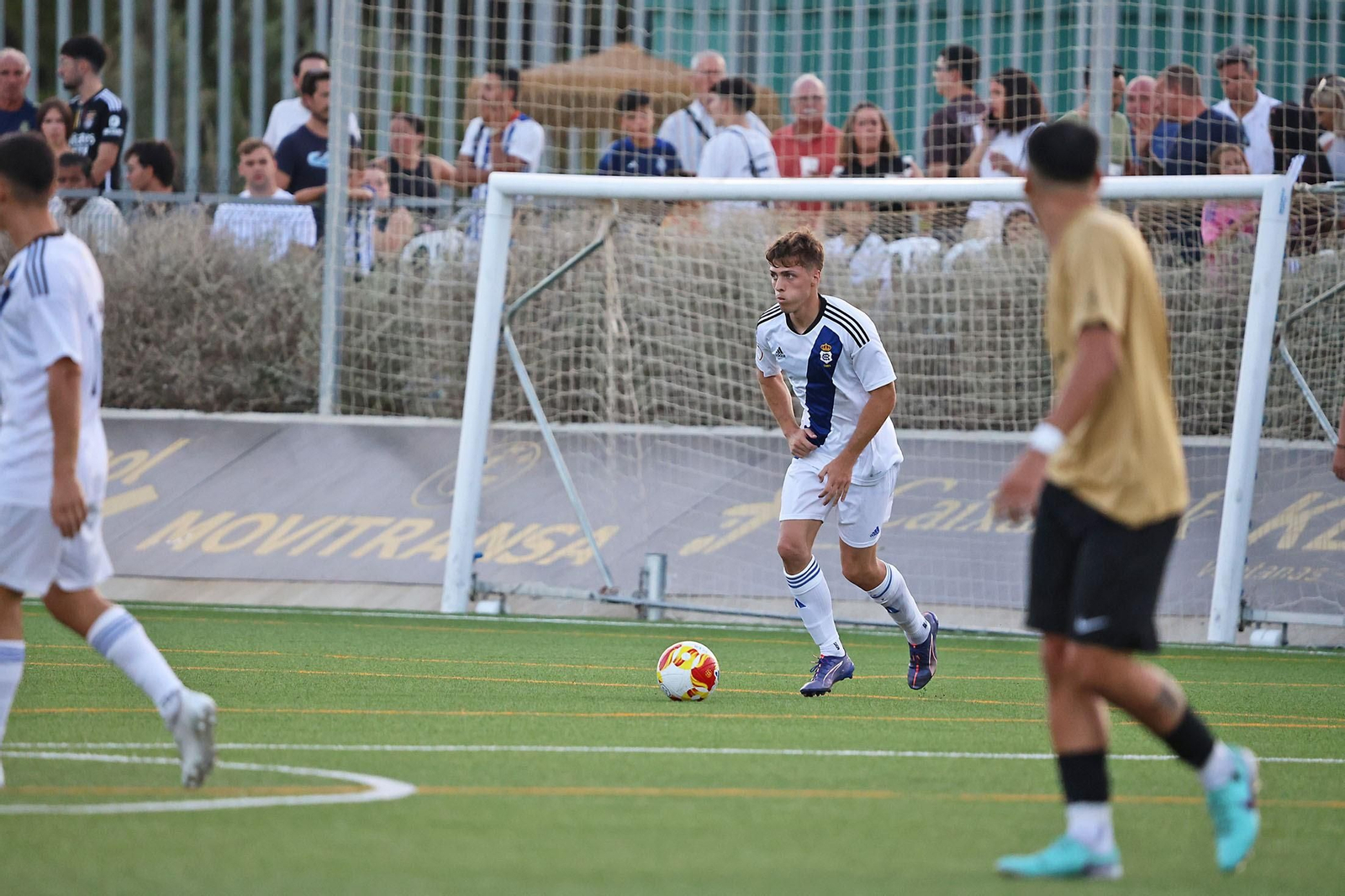 Juancho Villegas, con el balón controlado en Lamiya.