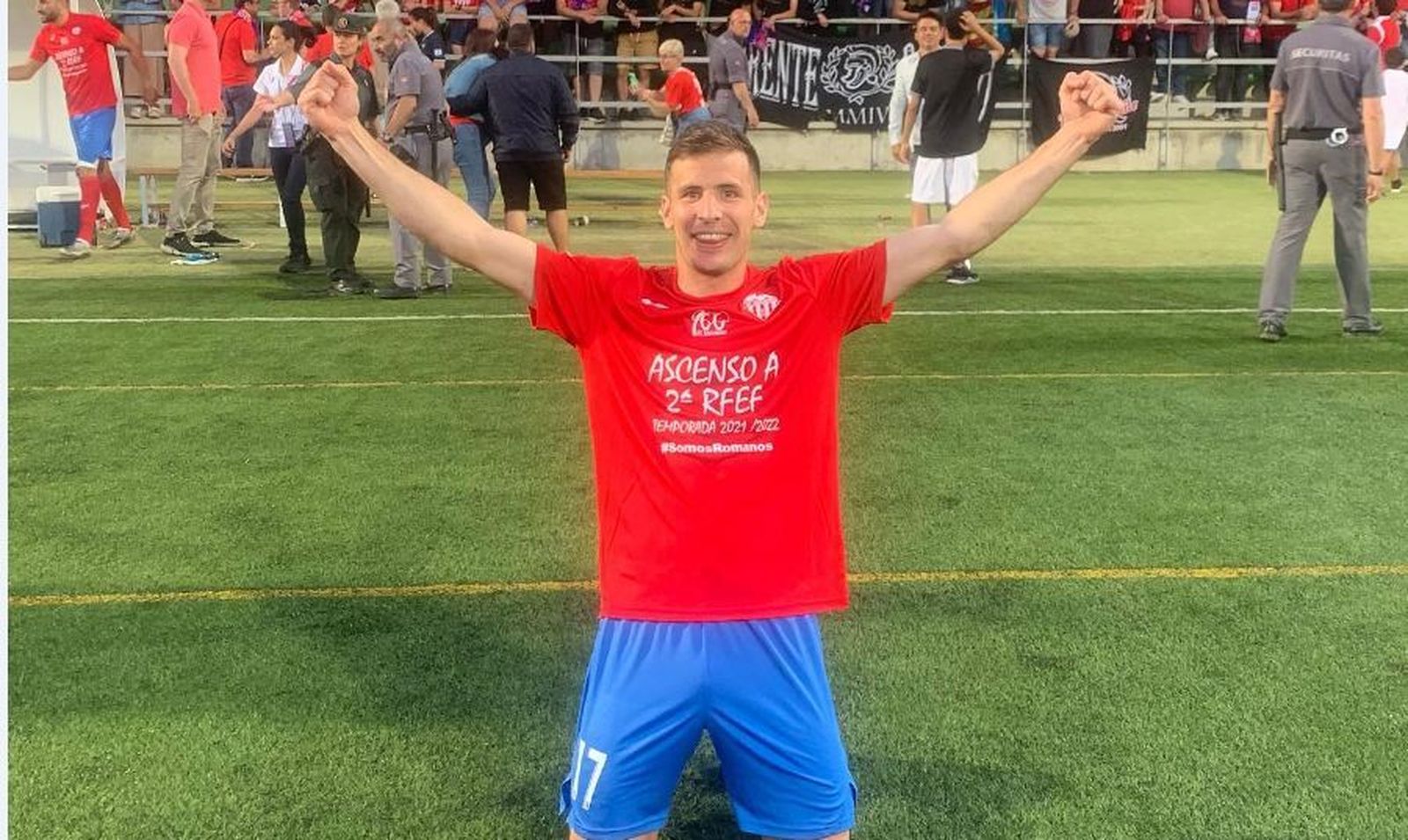 Nacho Jáuregui celebra su ascenso con el Atlético Saguntino