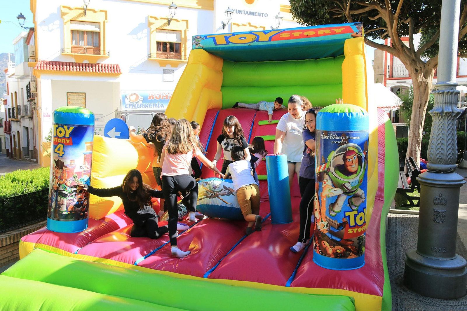 Los niños se divierten en las fiestas de Canjáyar